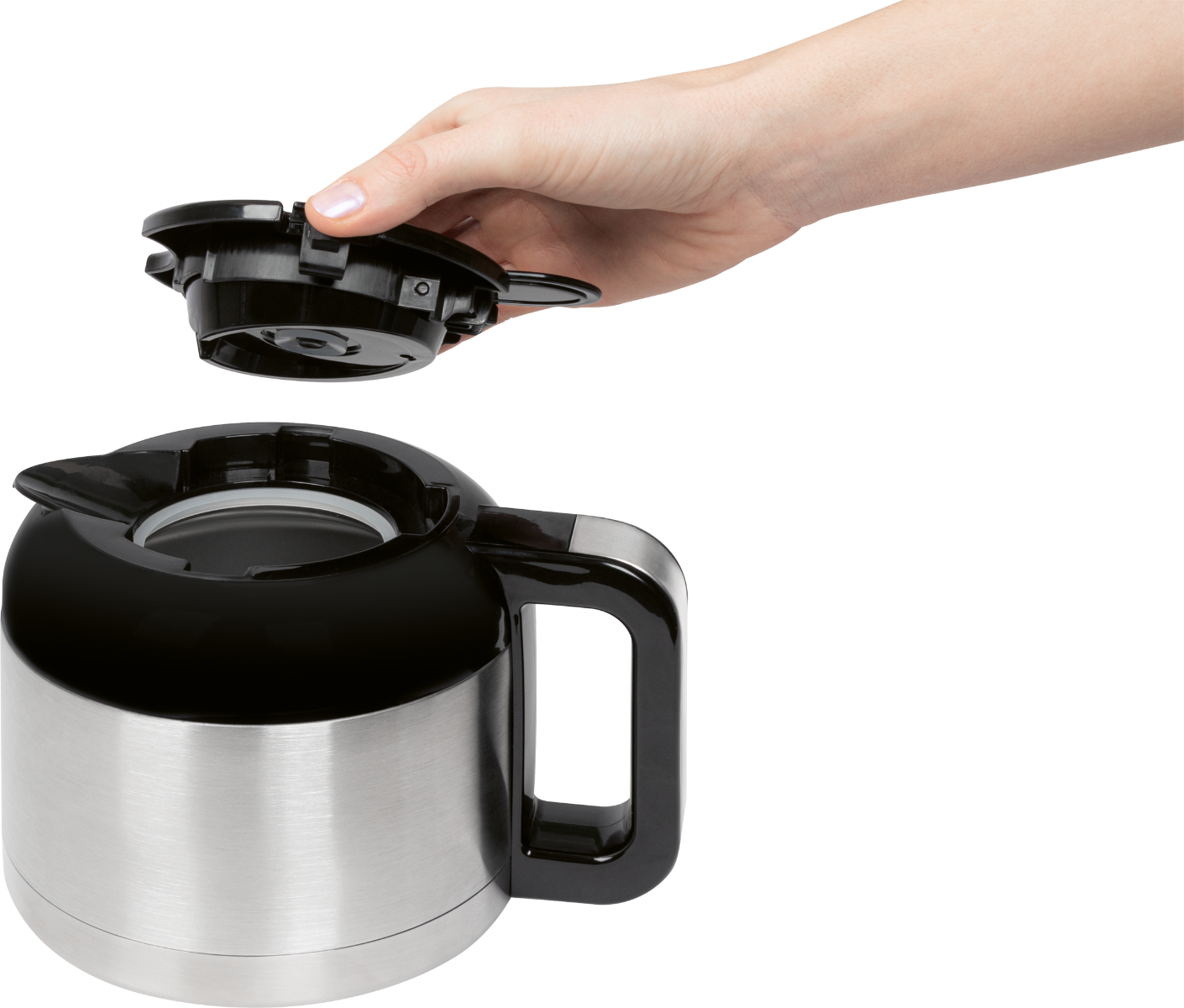 Mano che apre il coperchio di una caffettiera.