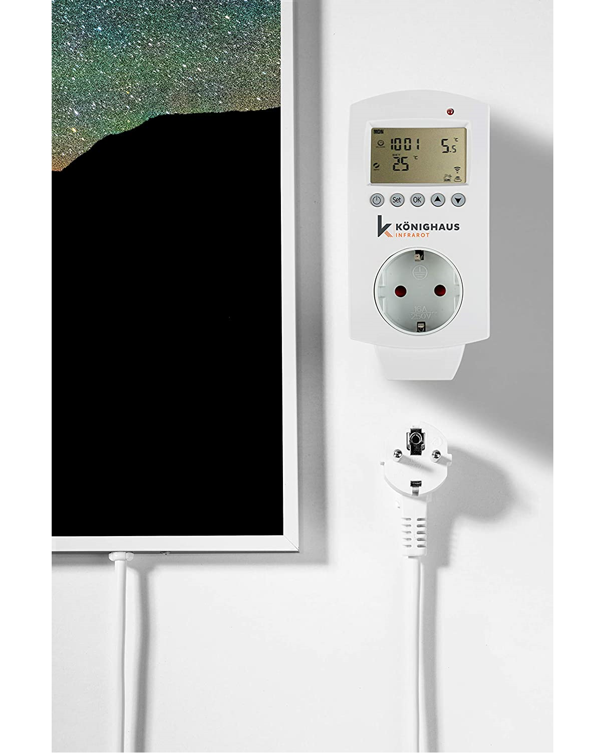 Eine weiße Wand mit einem Smart-Stecker und einem Netzkabel. Der Stecker zeigt ein digitales Display. Schwarzer Sternenhintergrund.