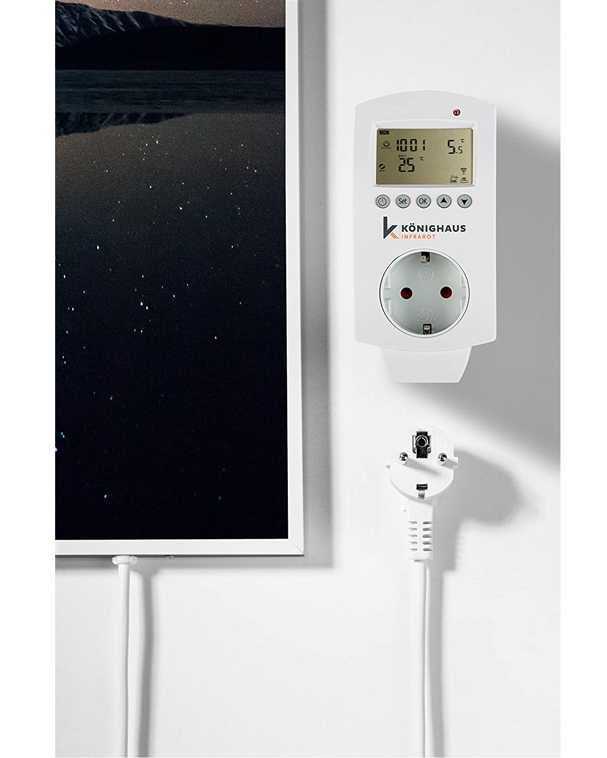 Eine weiße Wand mit einem gerahmten Kunstwerk und einem Smart-Stecker mit weißem Kabel.