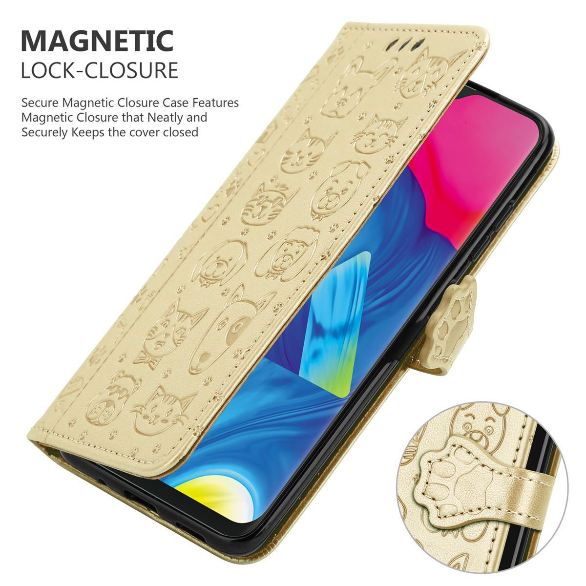 Goldene Handyhülle mit Katzen- und Hundemustern. Telefonbildschirm sichtbar, Text: MAGNETIC LOCK-CLOSURE.