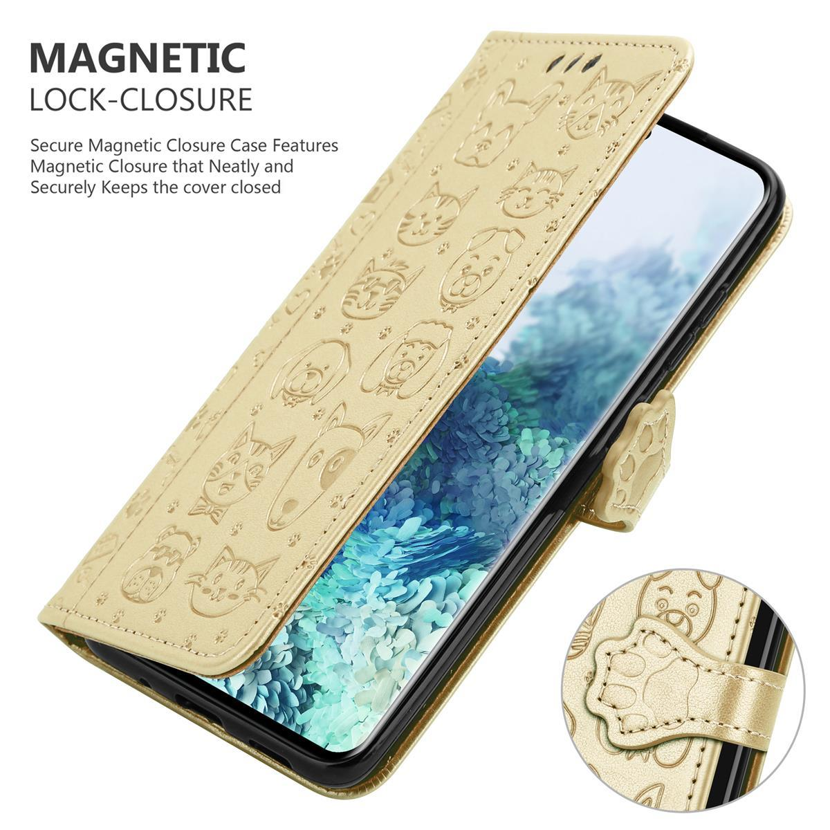 Goldene Handyhülle mit Katzen- und Hundemustern. Das Telefon ist in der Hülle. Magnetverschluss.