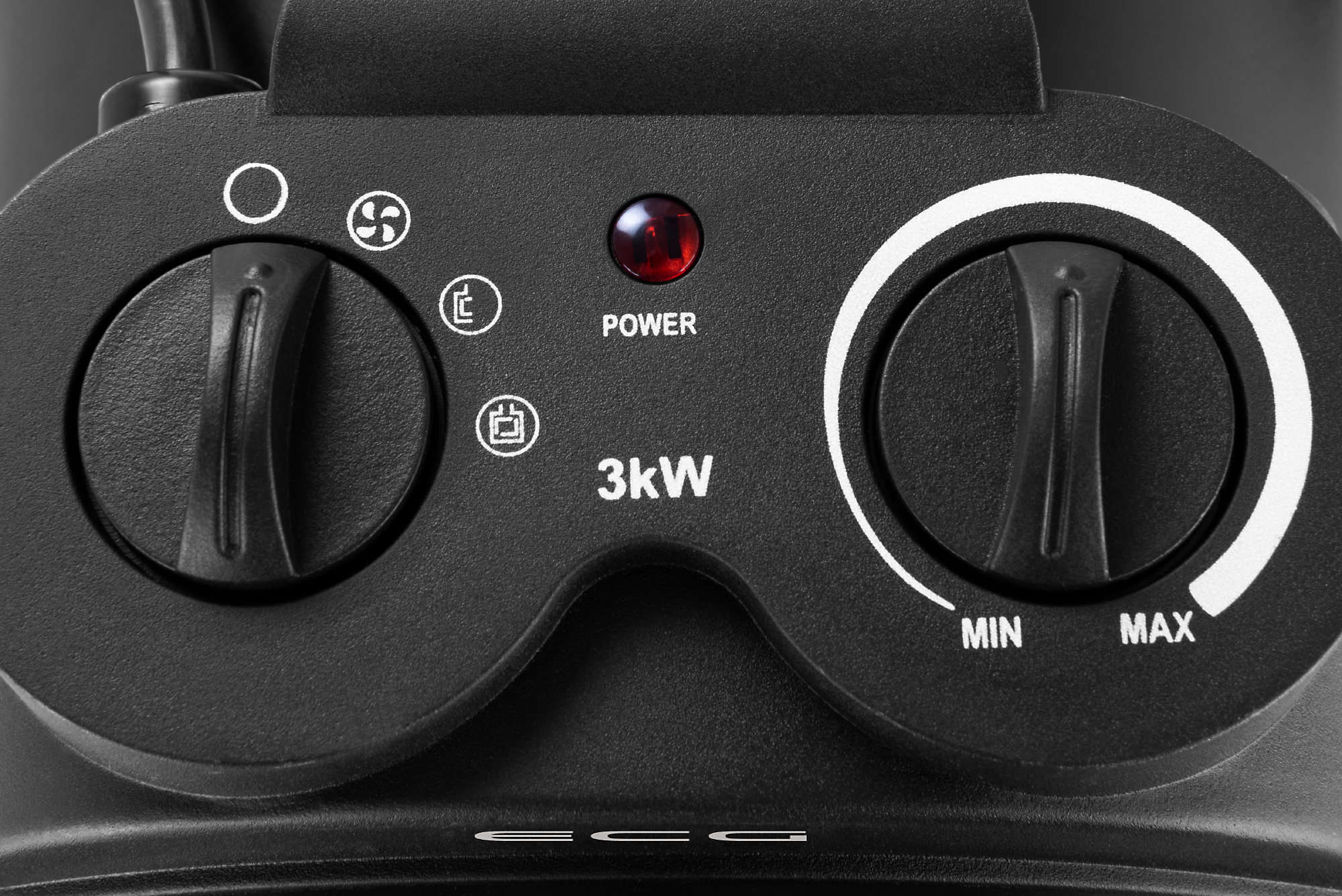 Nahaufnahme eines elektrischen Heizungsbedienfelds mit Drehreglern und Kontrollleuchte.