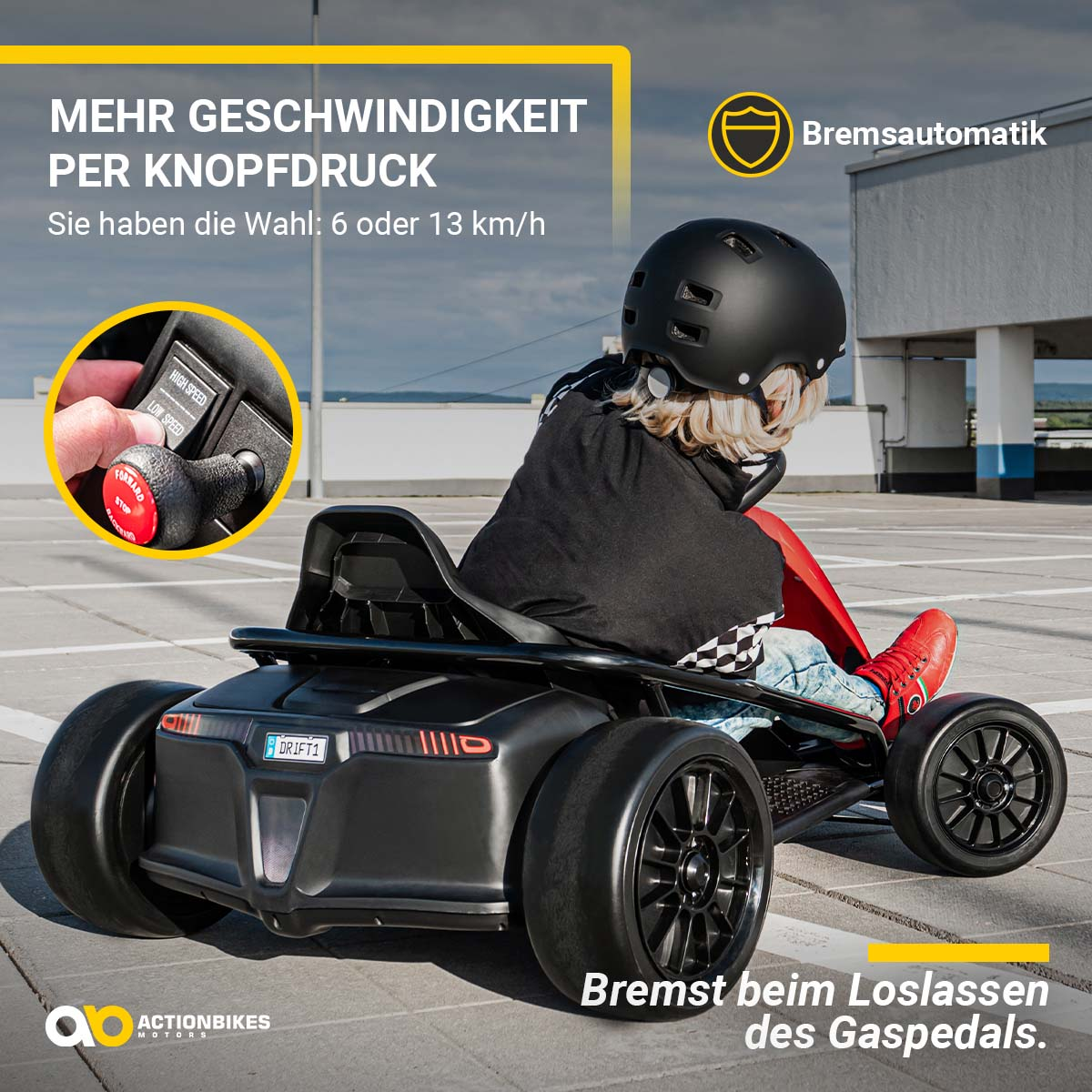 Kind in einem schwarzen Go-Kart mit Helm. Eine Hand stellt die Geschwindigkeit ein. Der Hintergrund ist verschwommen.