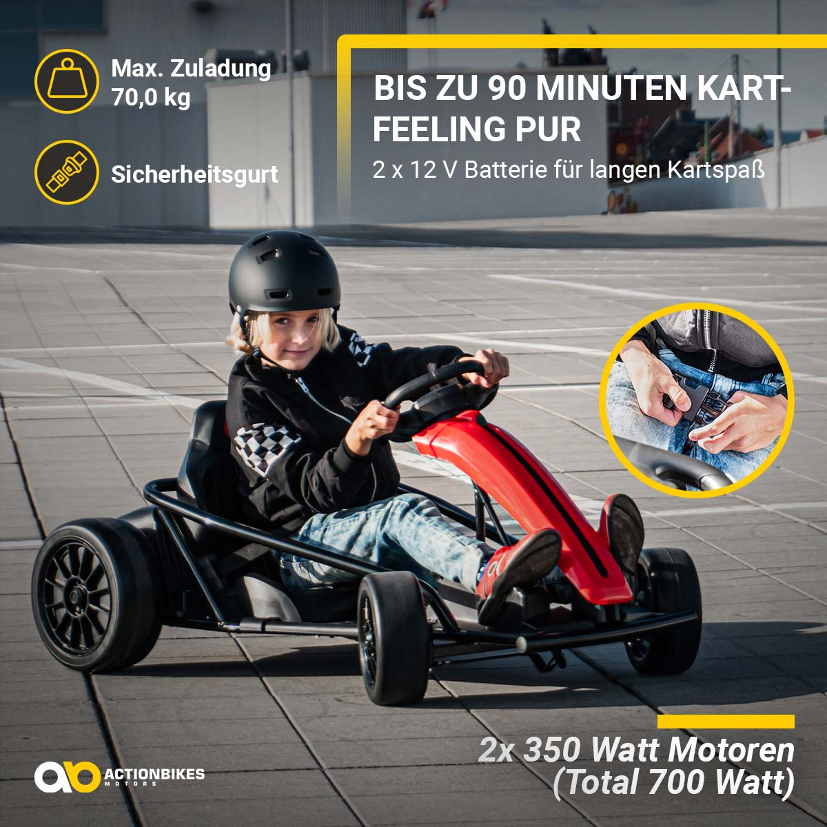 Kind in Spielzeug-Kart, hält Lenkrad. Text: Max. Zuladung 70 kg, Sicherheitsgurt. Bis zu 90 Minuten Kart-Feeling.