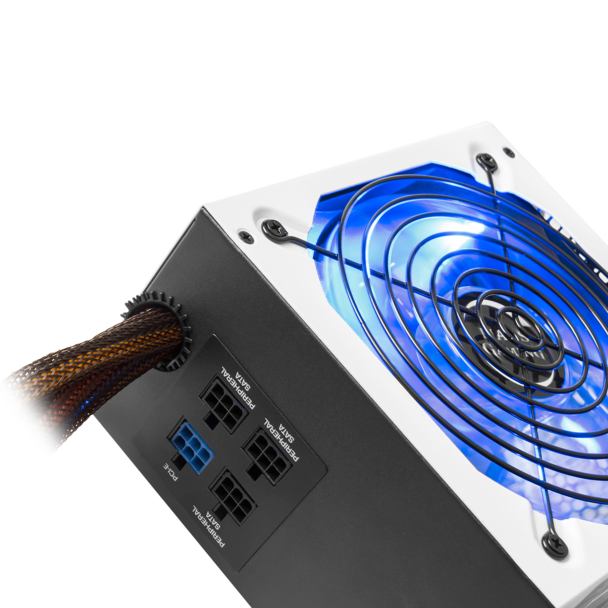 Alimentatore per PC. Involucro nero e bianco, ventola blu e cavo. Etichette di testo: PCIe, SATA e periferiche.