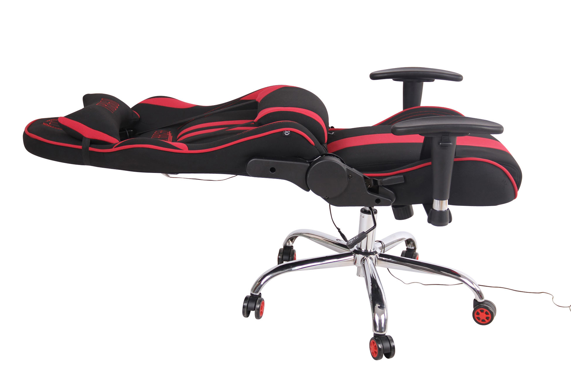 Ein Gaming-Stuhl in zurückgelehnter Position, mit roten und schwarzen Akzenten, auf weißem Hintergrund.