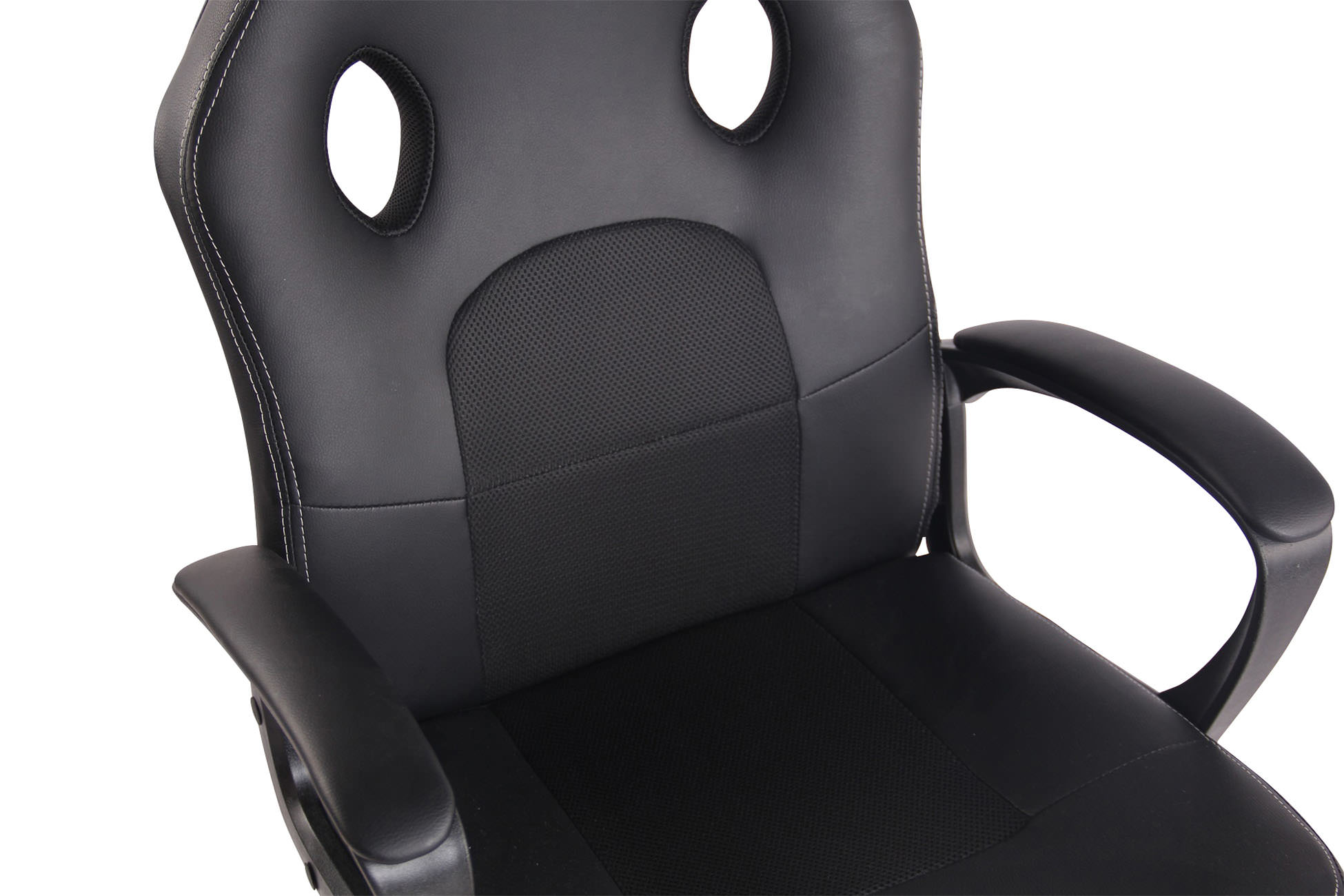 Nahaufnahme eines schwarzen Gaming-Stuhls. Der Stuhl hat schwarze und graue Bereiche und weiße Nähte.