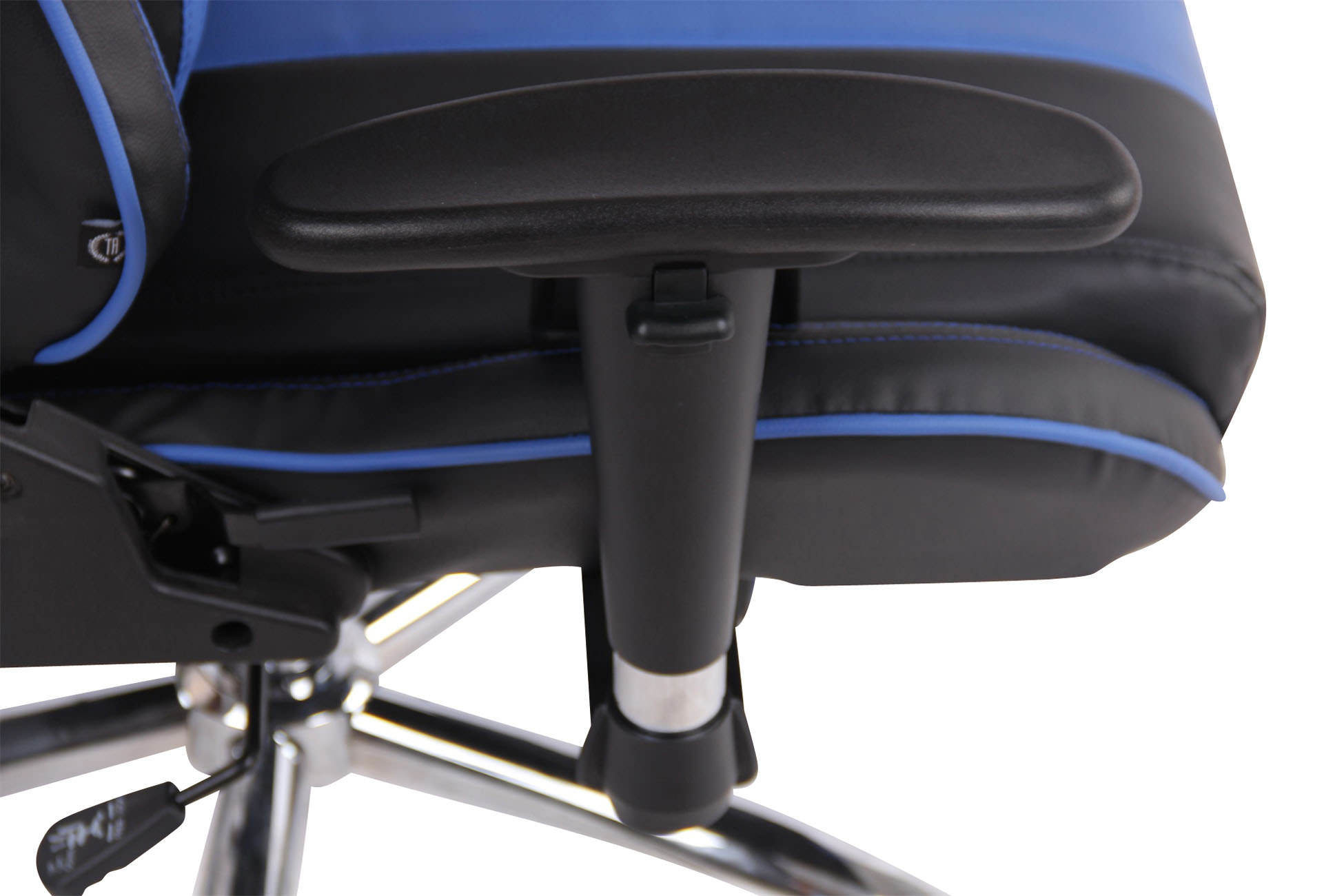 Nahaufnahme einer schwarzen und blauen Gaming-Stuhl-Armlehne.