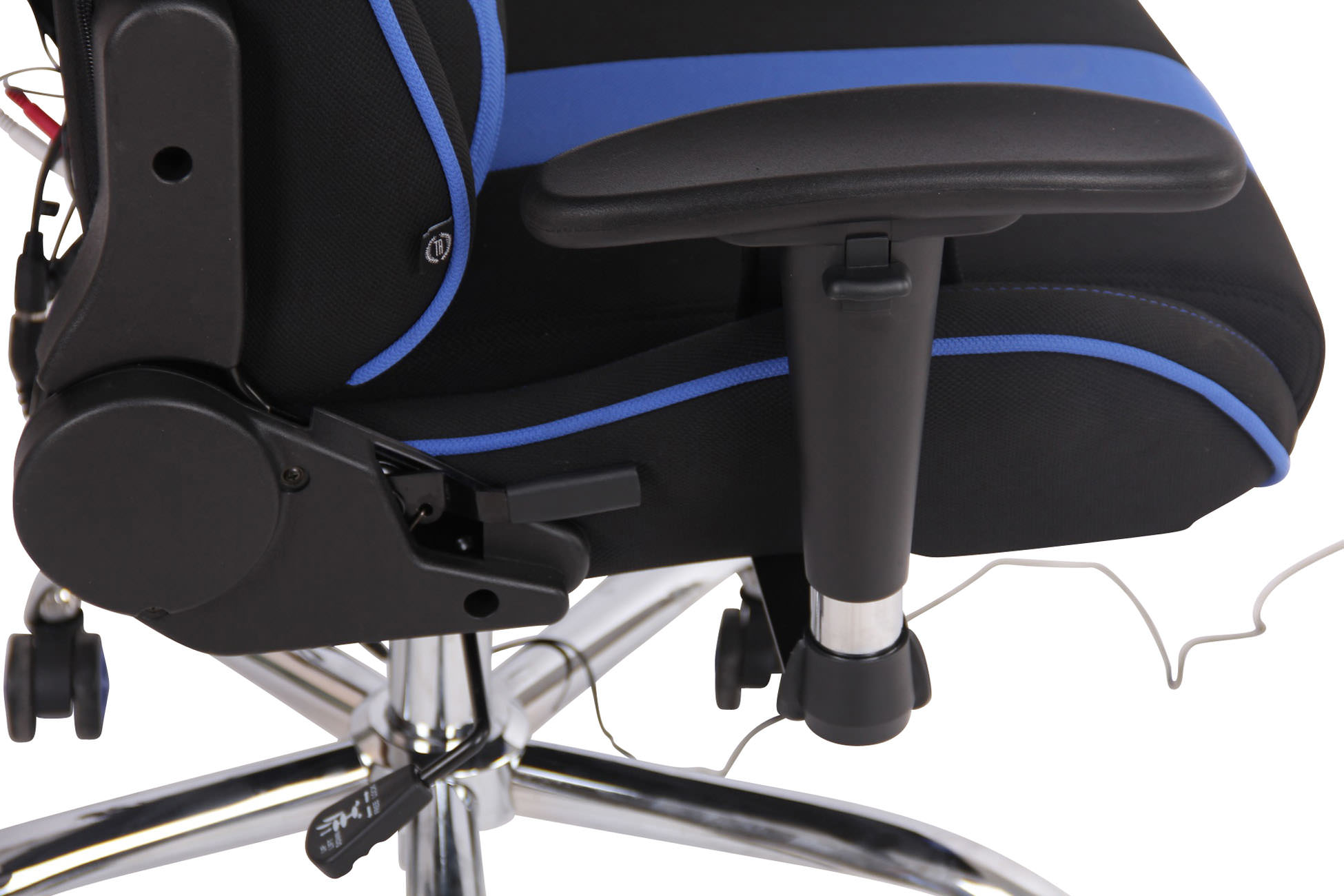 Nahaufnahme eines schwarzen und blauen Gaming-Stuhls. Chrombeine und schwarze Rollen. Weißer HG.