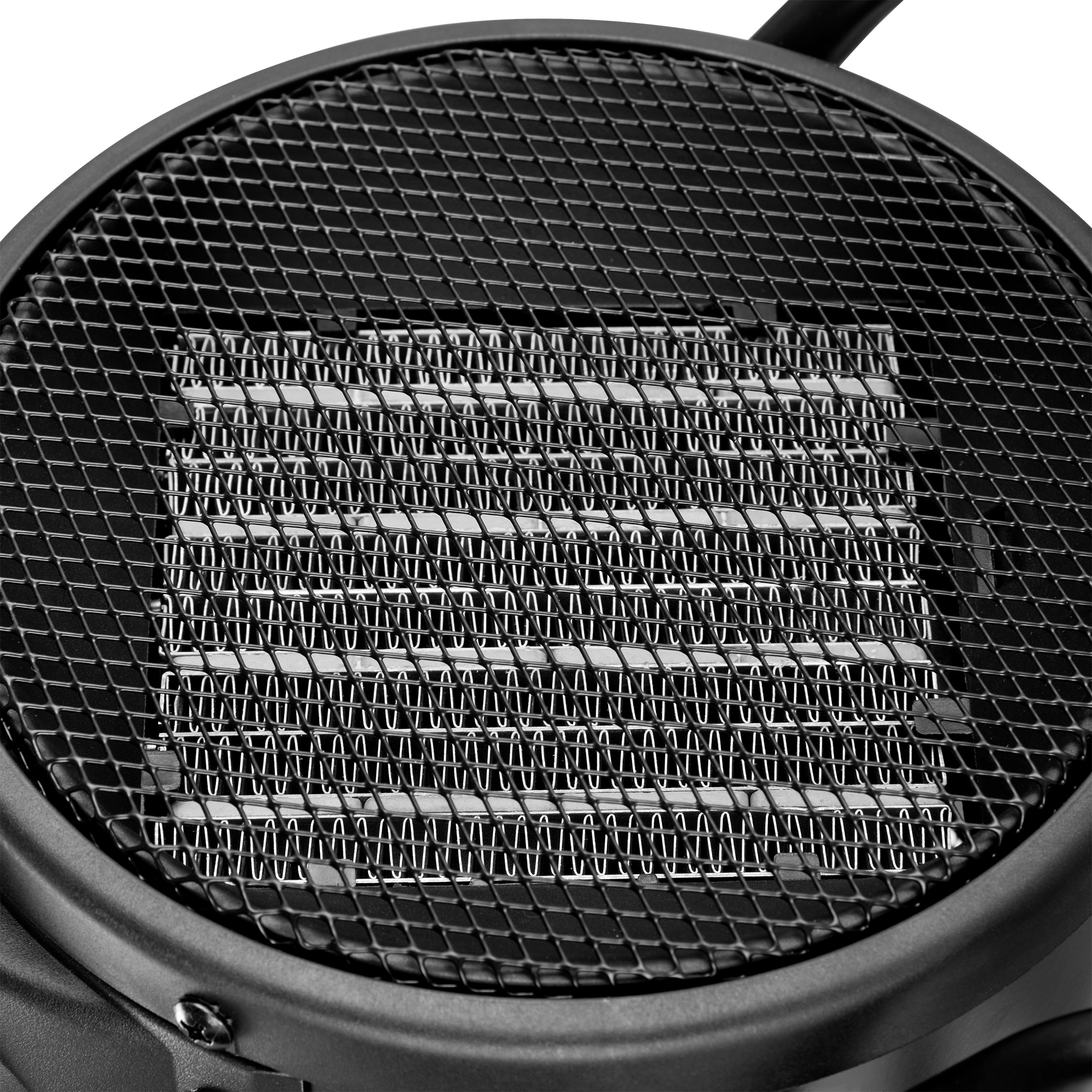 Czarna metalowa siatka zakrywa grzejnik. Tło jest białe.