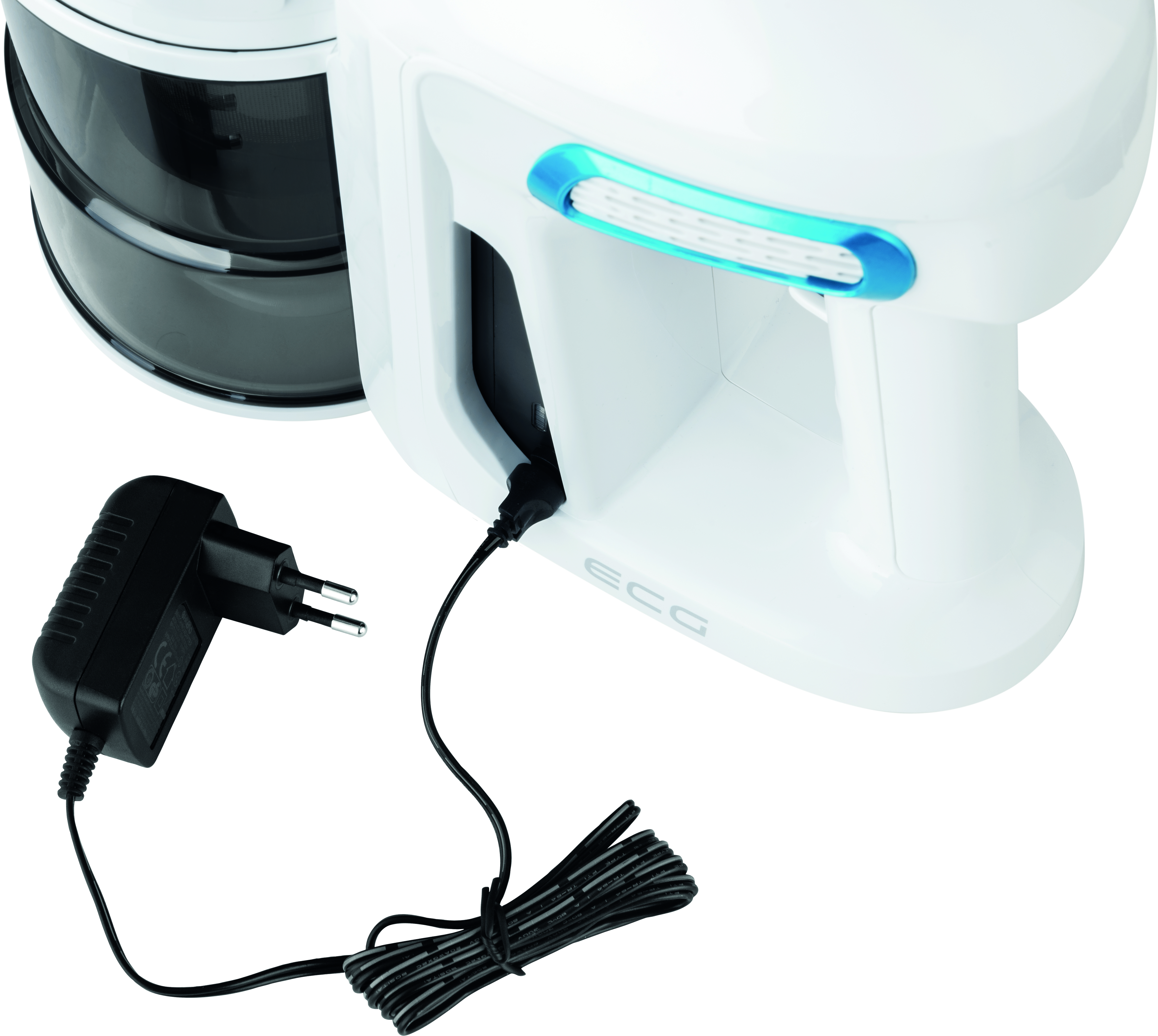 Weißer und blauer Staubsauger mit schwarzem Netzteil und Kabel. Das Kabel ist gebündelt.