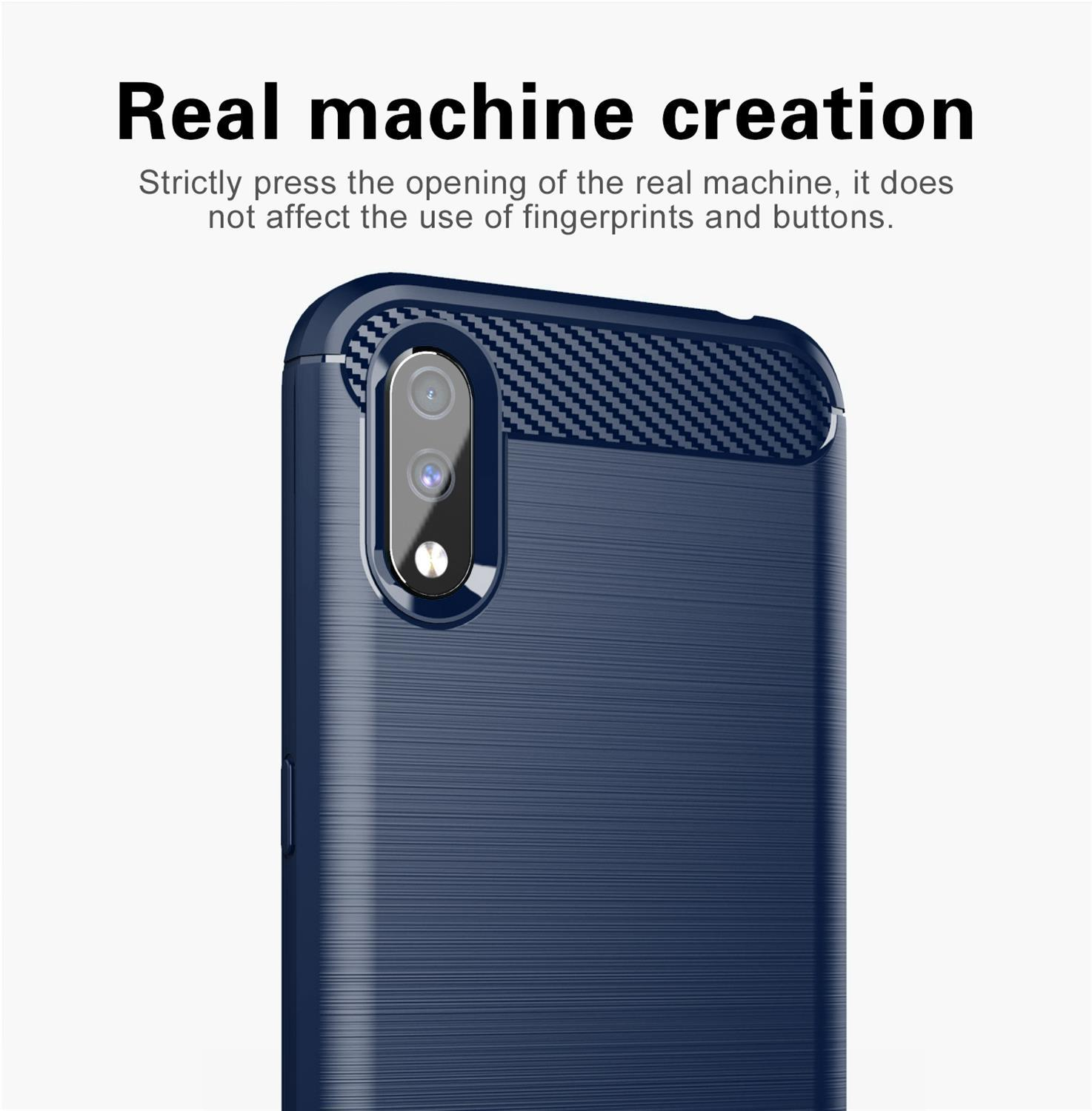 Primo piano di una custodia blu navy con una fotocamera e un design in fibra di carbonio nella parte superiore.