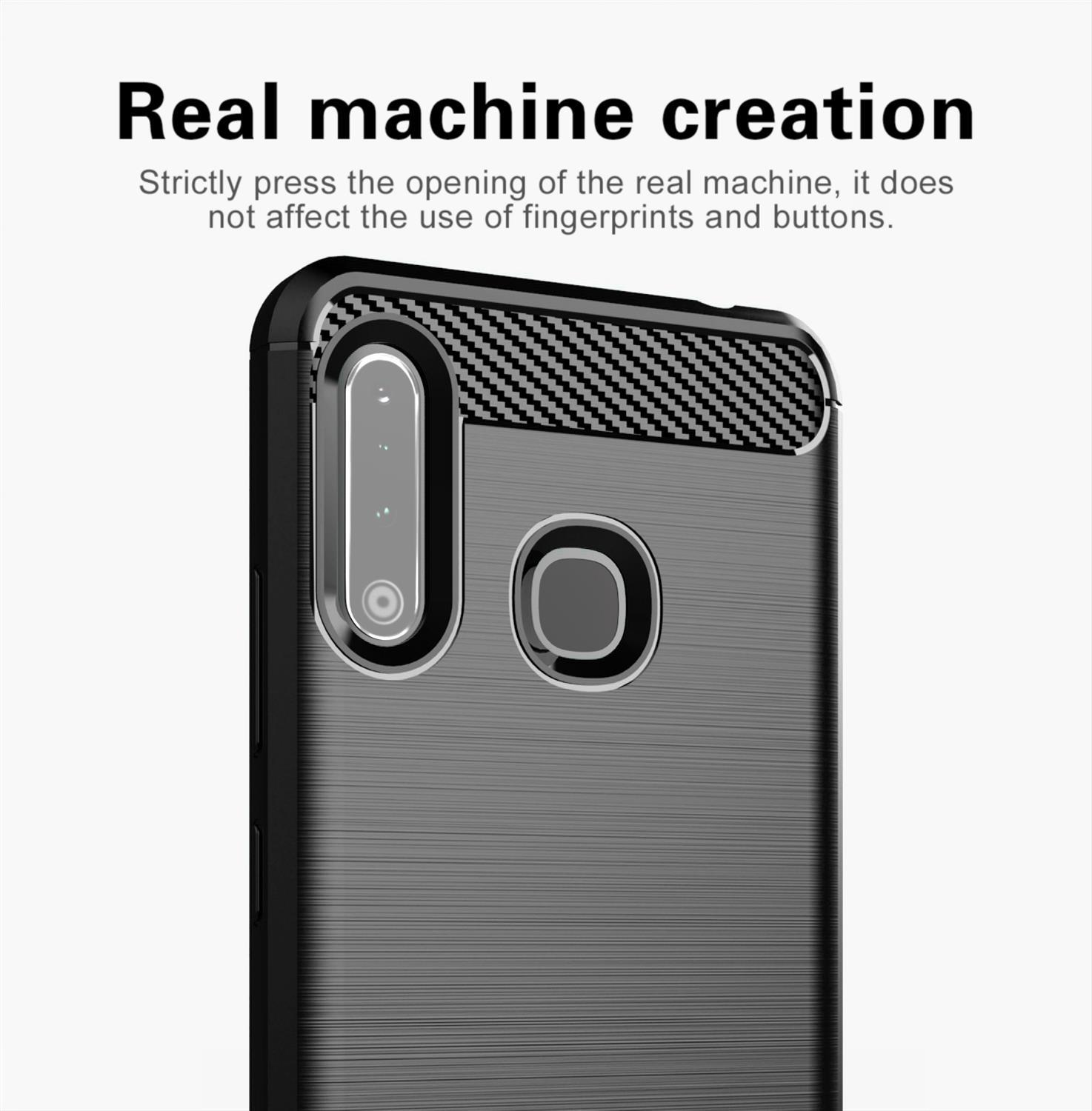 Primo piano di una custodia per telefono. È grigio scuro con un design in fibra di carbonio.