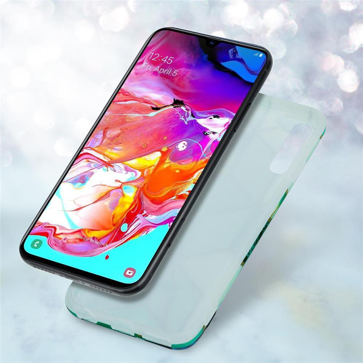 Uno smartphone con custodia e display colorato. La custodia è a destra.