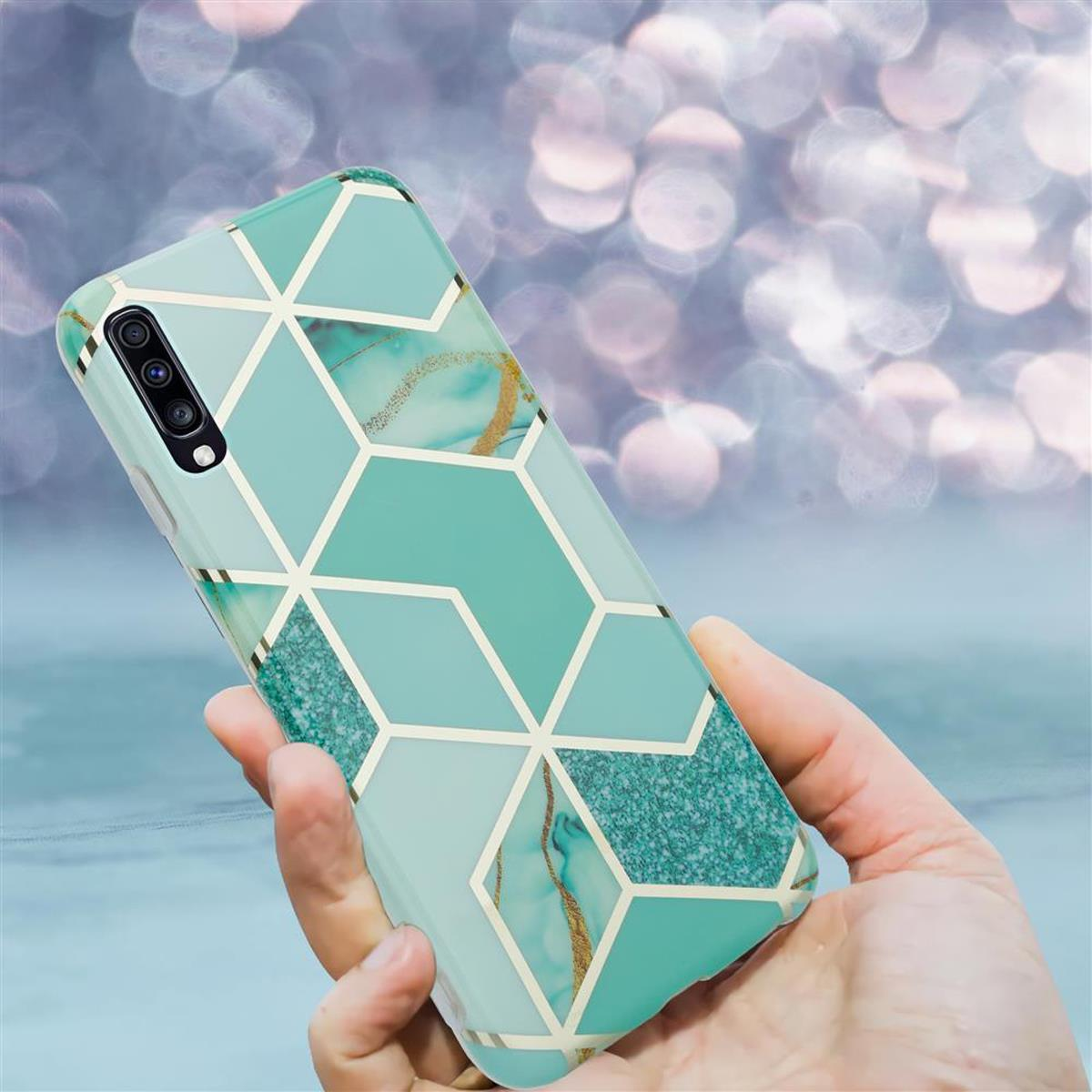 Mano che tiene un telefono con una custodia a fantasia geometrica colorata.