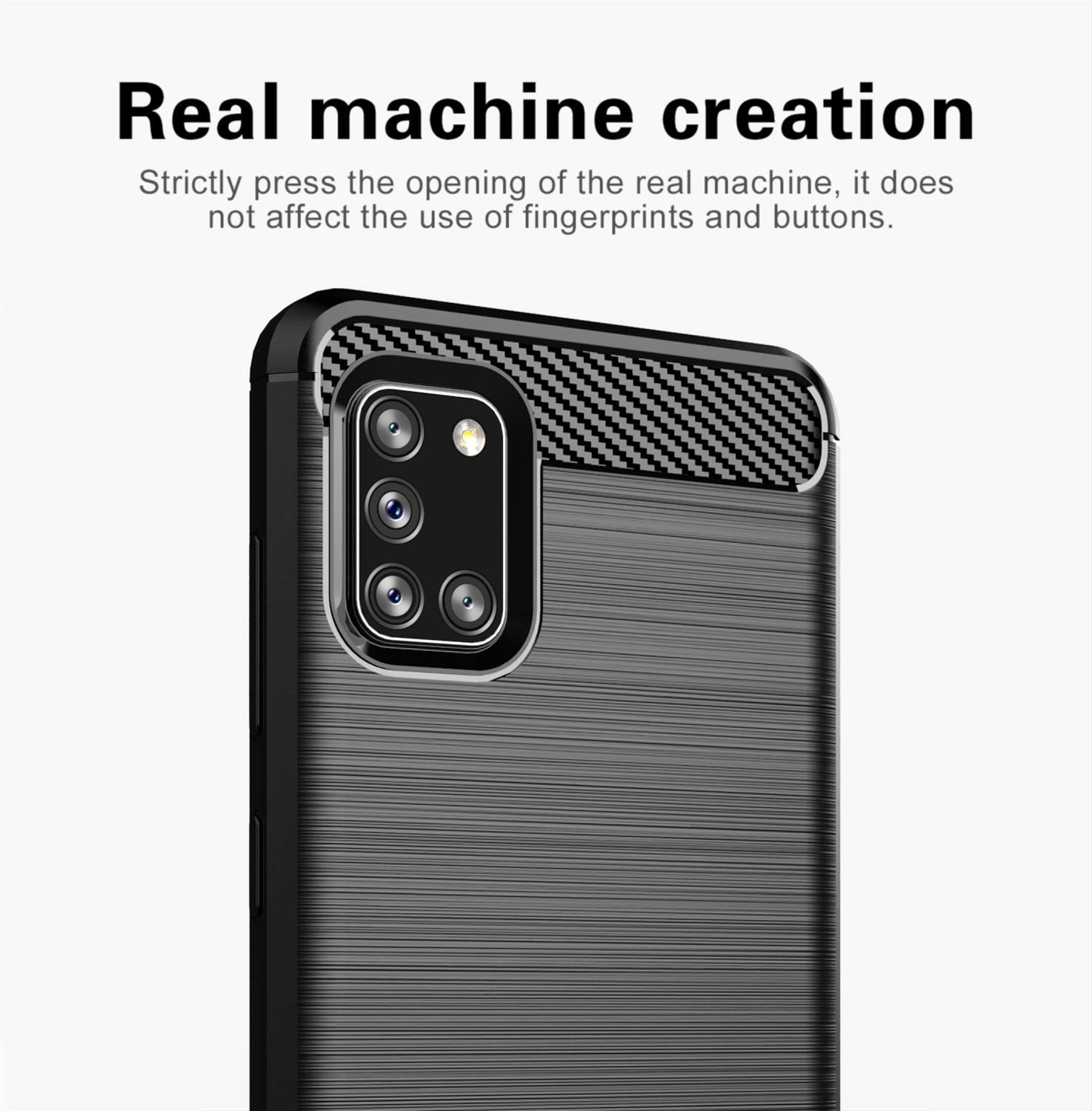 Una custodia per telefono in primo piano. È nera con un design in fibra di carbonio.