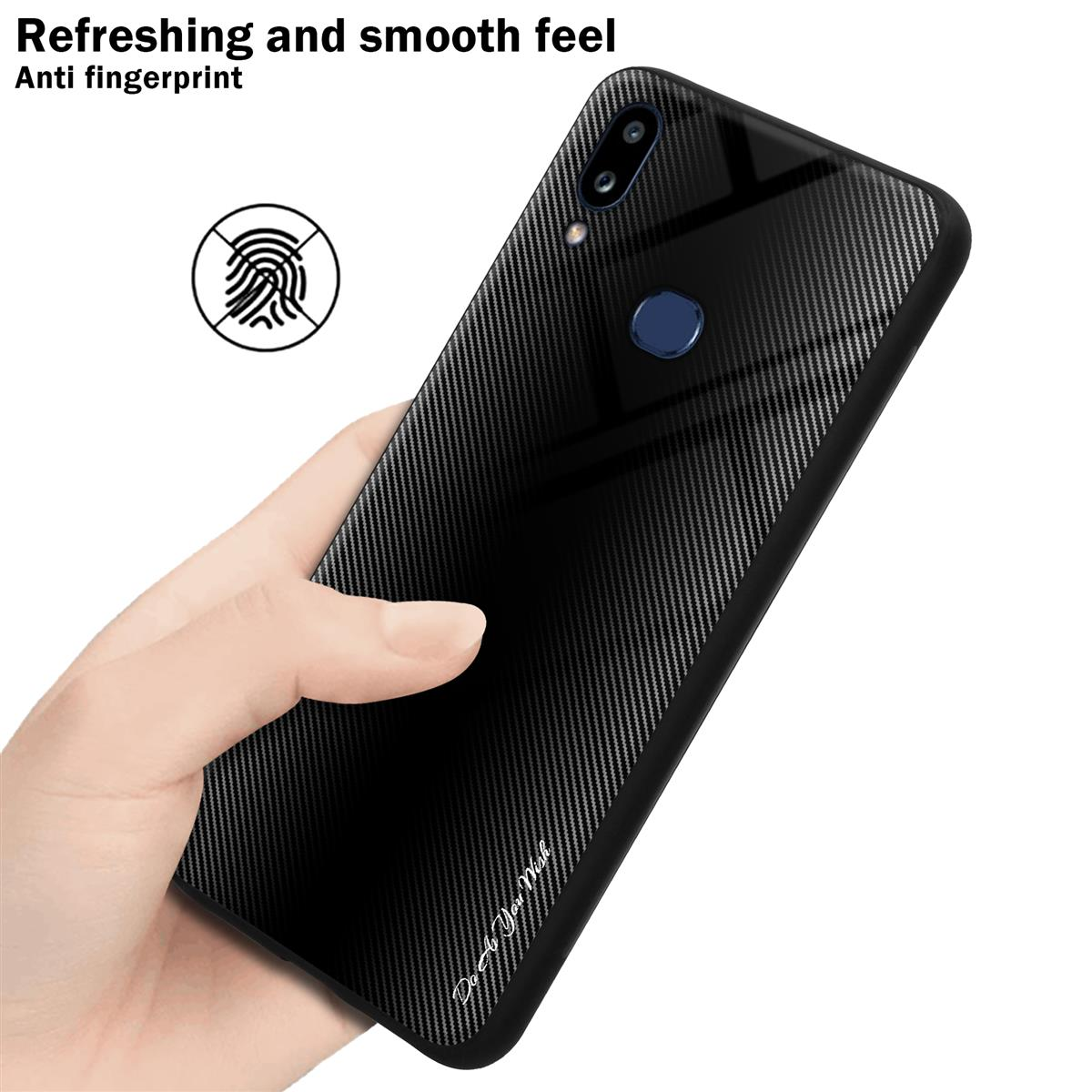Hand hält ein Telefon mit schwarzem Carbonfaser-Design. Text sagt: 'Erfrischendes und glattes Gefühl'.
