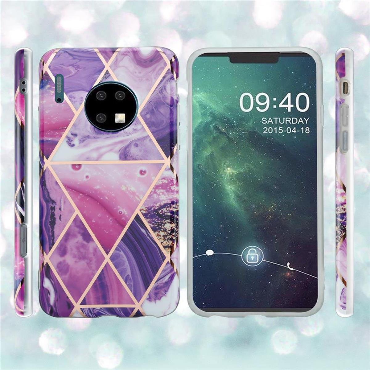 Custodie per telefono con un design in marmo viola e un telefono che mostra un paesaggio verde e blu con l'ora.