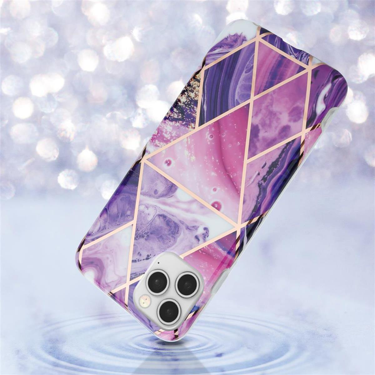 Custodia per telefono con un design a marmo rosa, viola e oro. Lo sfondo è acqua blu chiaro sfocata.