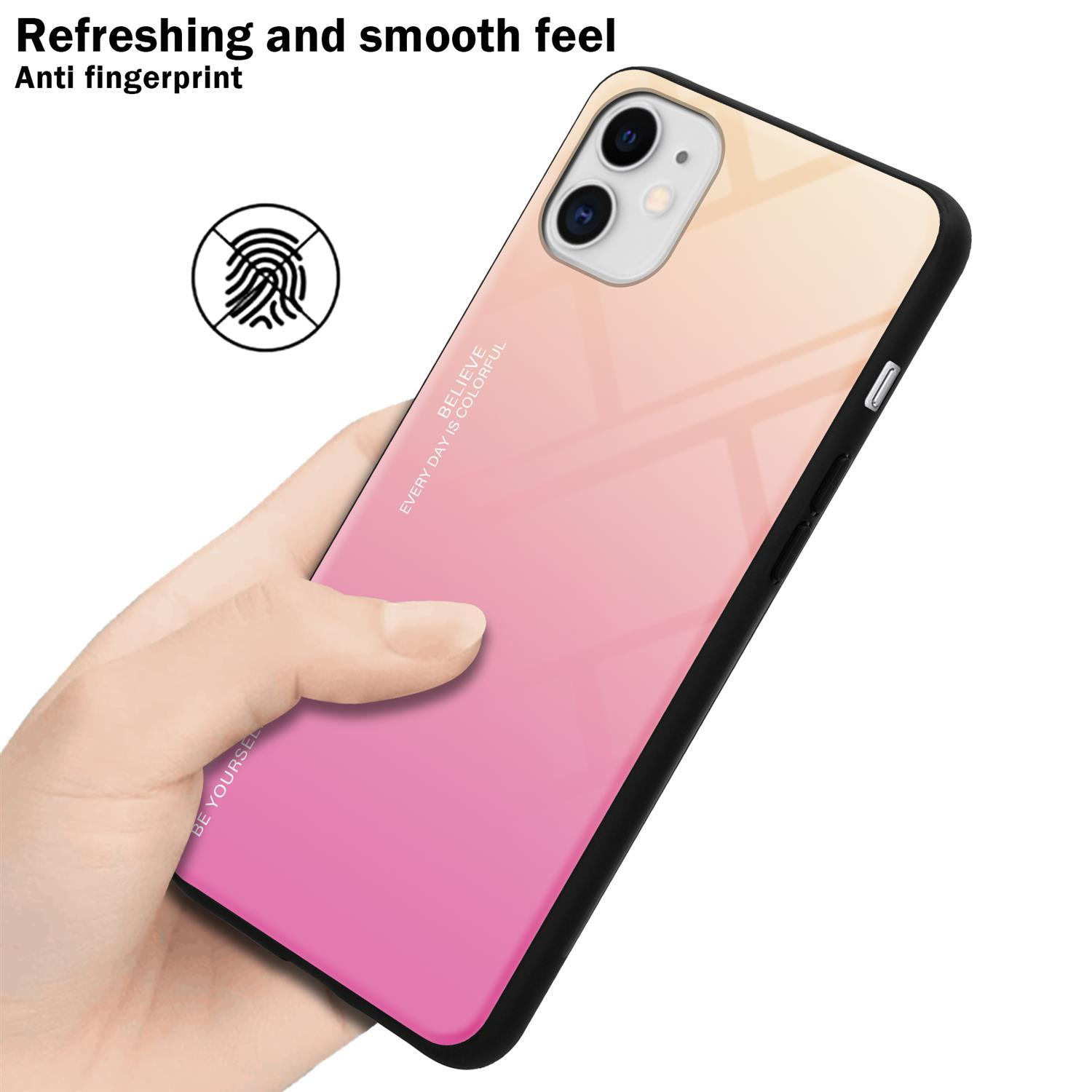 Hand hält ein Telefon mit einer Farbverlauf rosa und gelben Hülle, weißer Hintergrund.