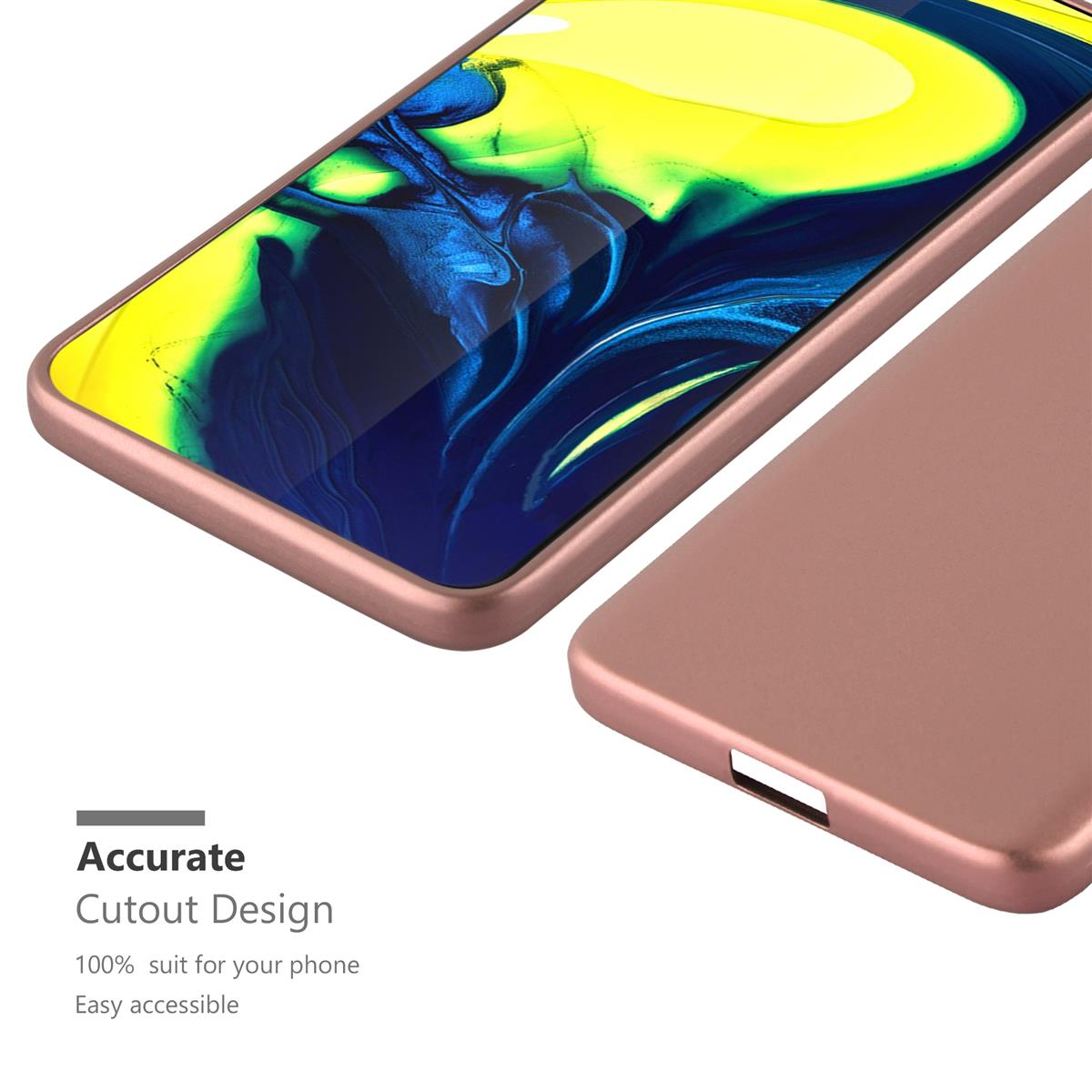 Primo piano di una custodia per telefono color oro rosa. La custodia è su una superficie bianca.