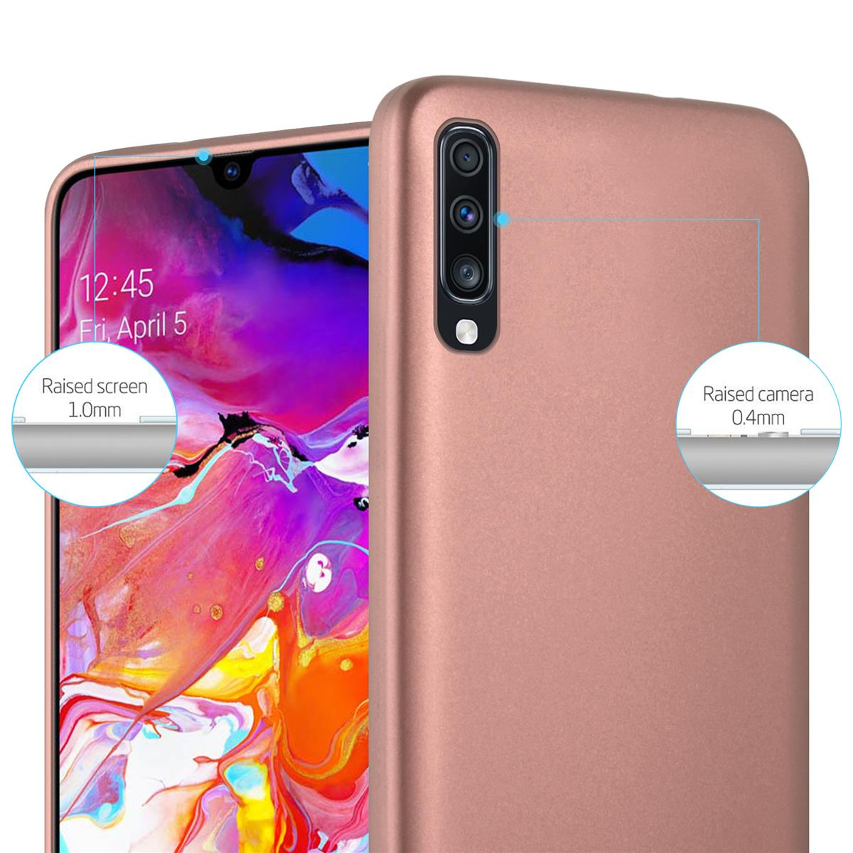 Custodia per telefono oro rosa con il telefono dentro. Primo piano della fotocamera e dello schermo.