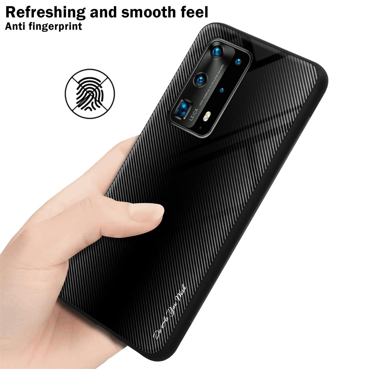 Mano che tiene una custodia per telefono nera. La custodia ha una trama in fibra di carbonio. Icona dell'impronta digitale.