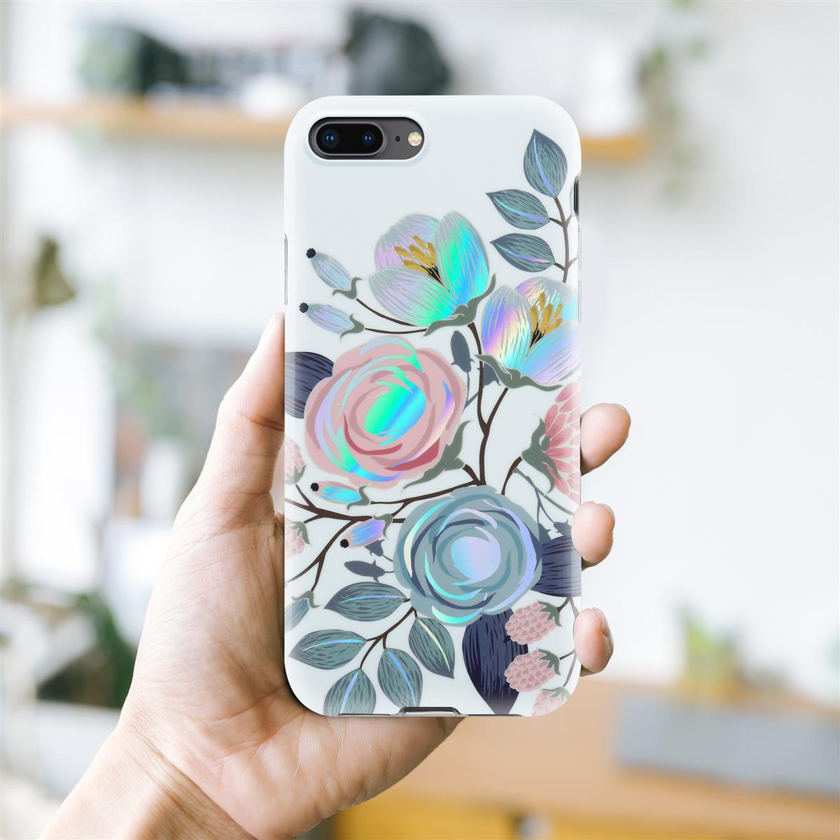 Hand hält eine weiße Handyhülle mit Blumendesign. Ein verschwommener Hintergrund ist sichtbar.