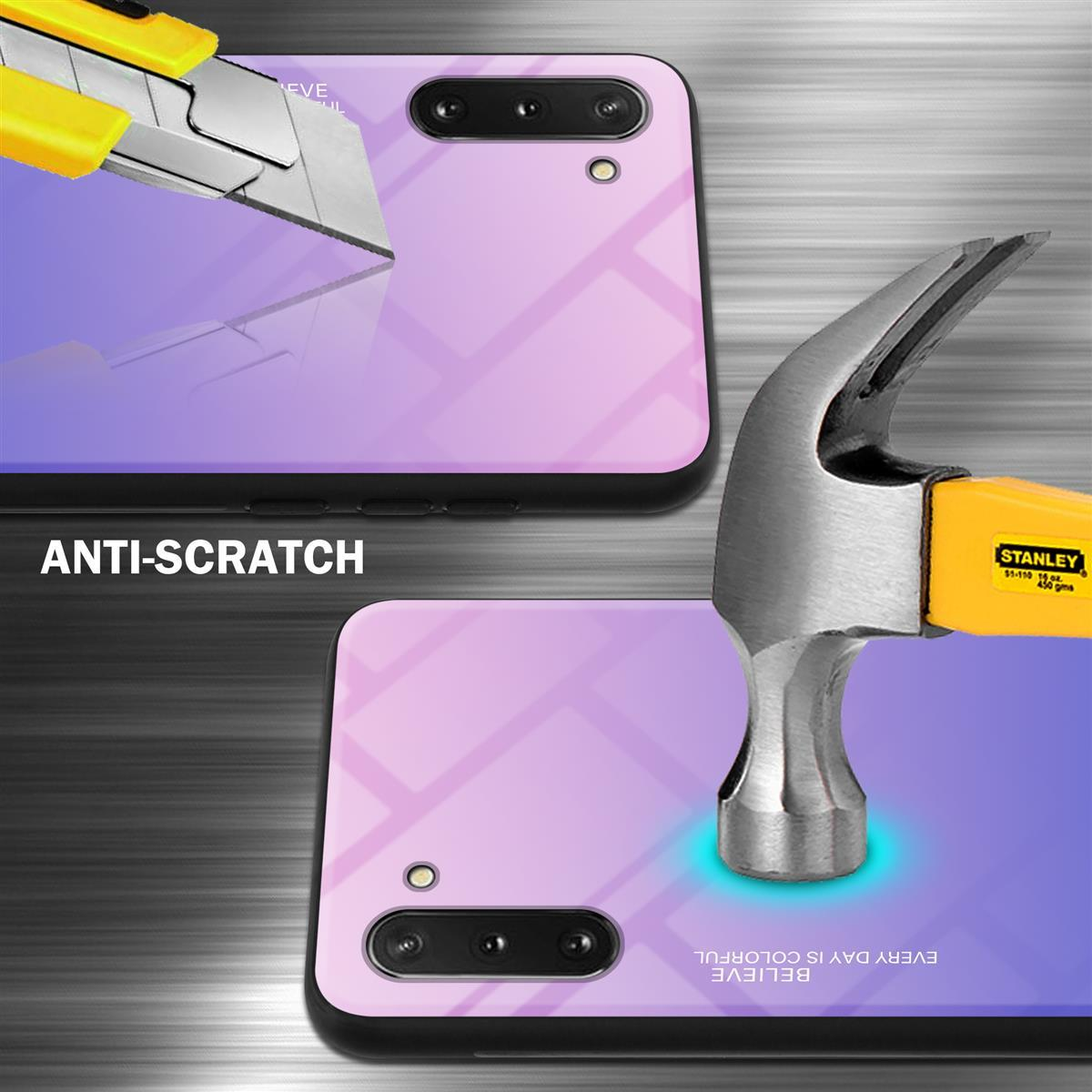 Handyhülle wird mit Messer und Hammer auf Kratzfestigkeit getestet.