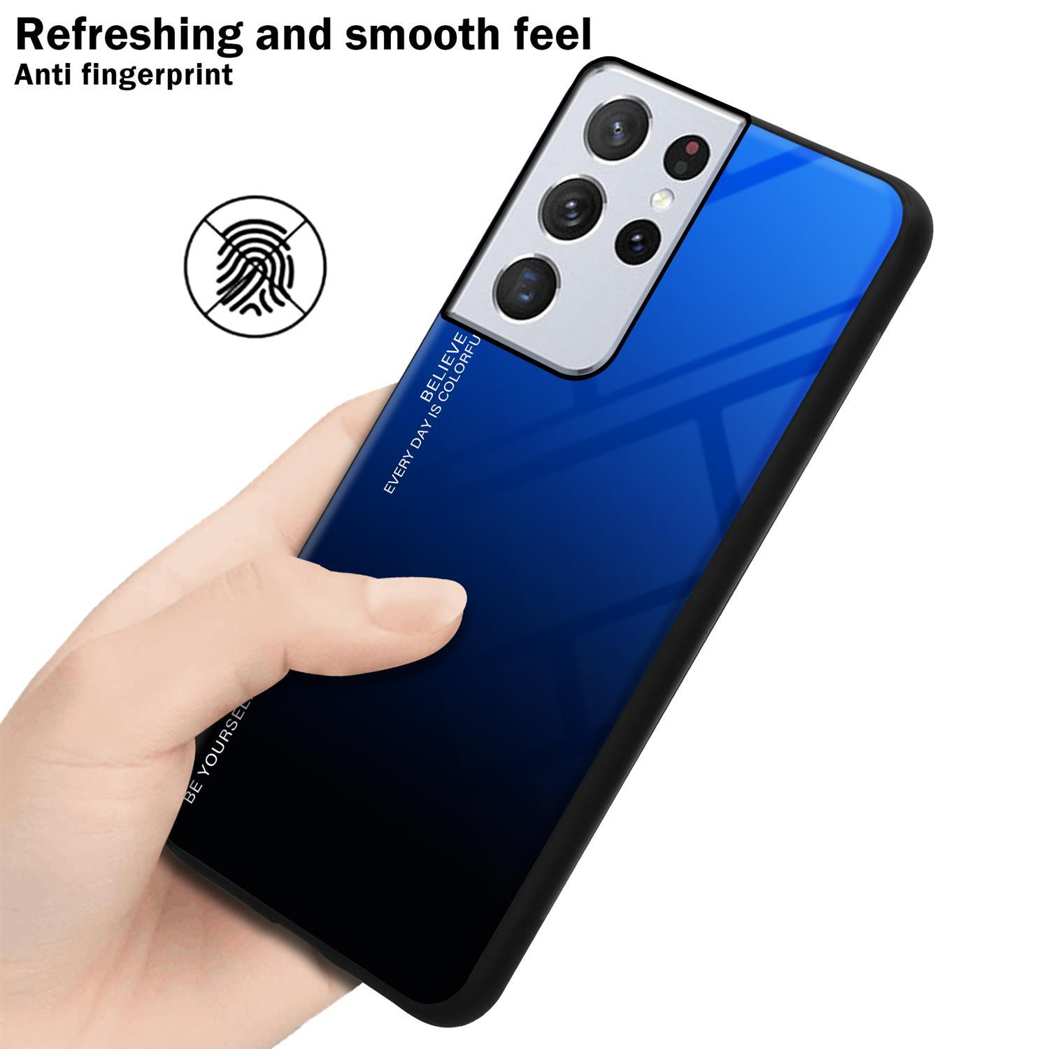 Una mano che tiene un telefono sfumato blu e nero con più fotocamere.
