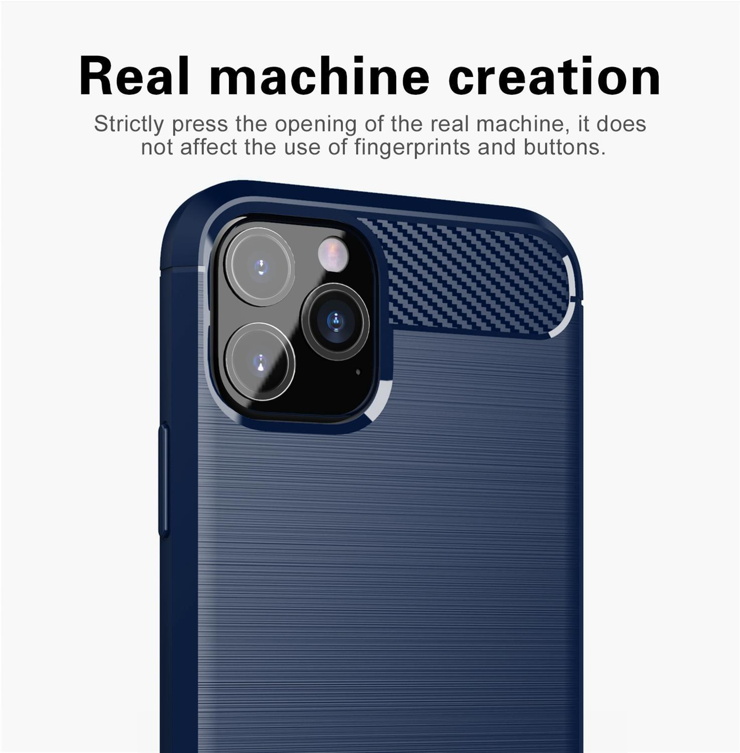 Primo piano di una custodia per telefono blu scuro con un design in fibra di carbonio attorno all'area della fotocamera.
