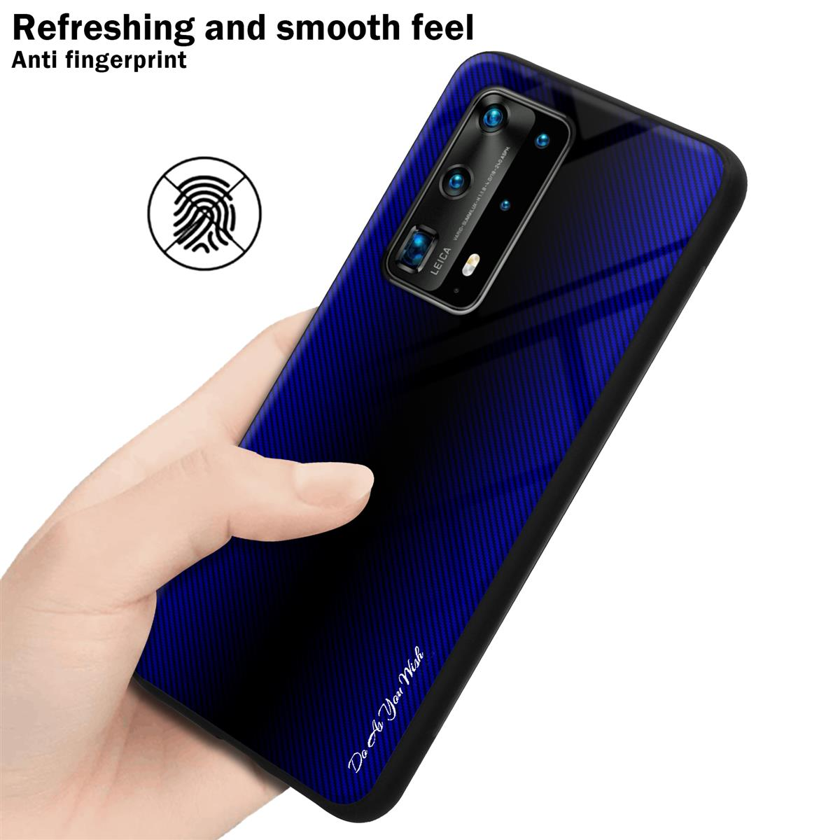 Una persona tiene in mano una custodia blu per telefono. Il telefono è nero e blu. Sfondo bianco.