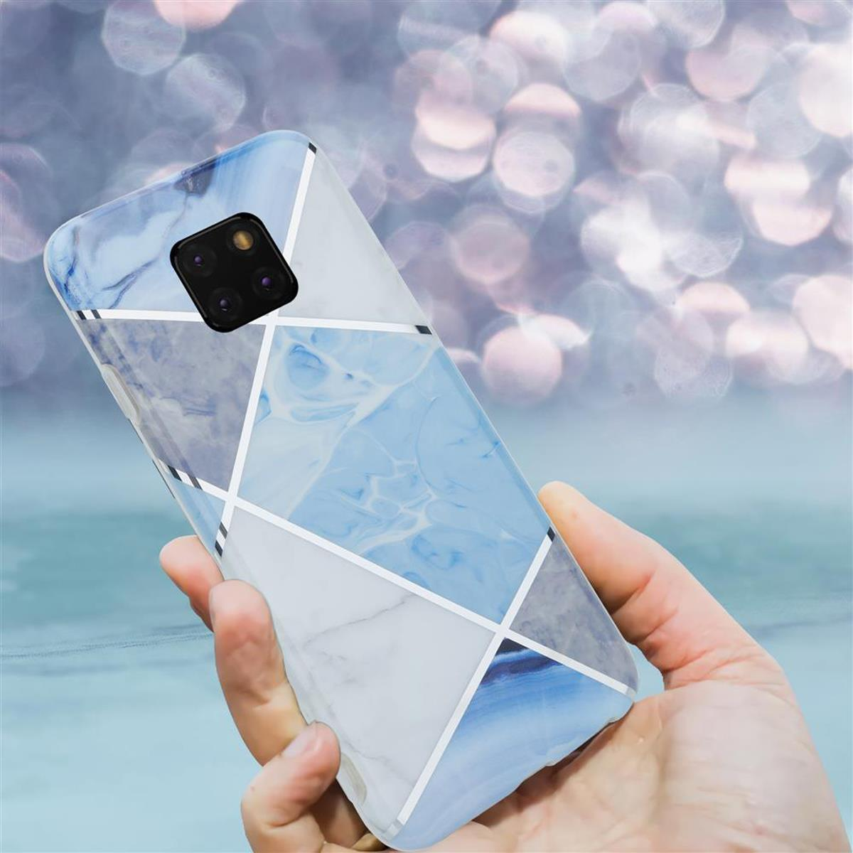 Mano che tiene un telefono con una custodia in marmo blu con linee geometriche bianche.