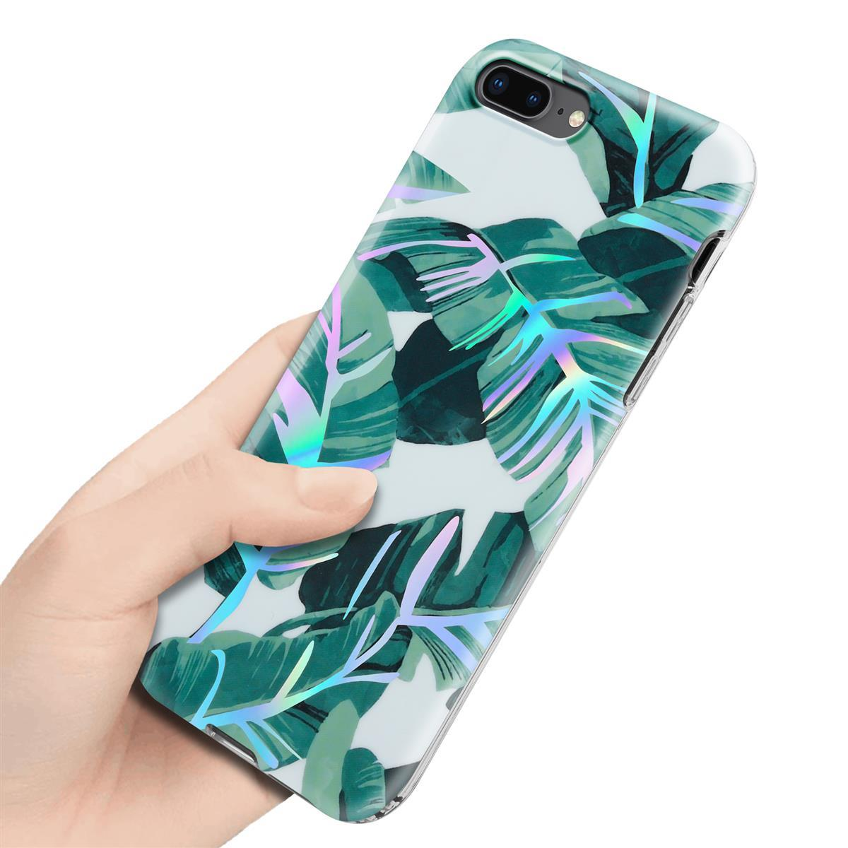 Una mano che tiene un telefono con una custodia dal design a foglie tropicali, che mostra foglie verdi su sfondo bianco.