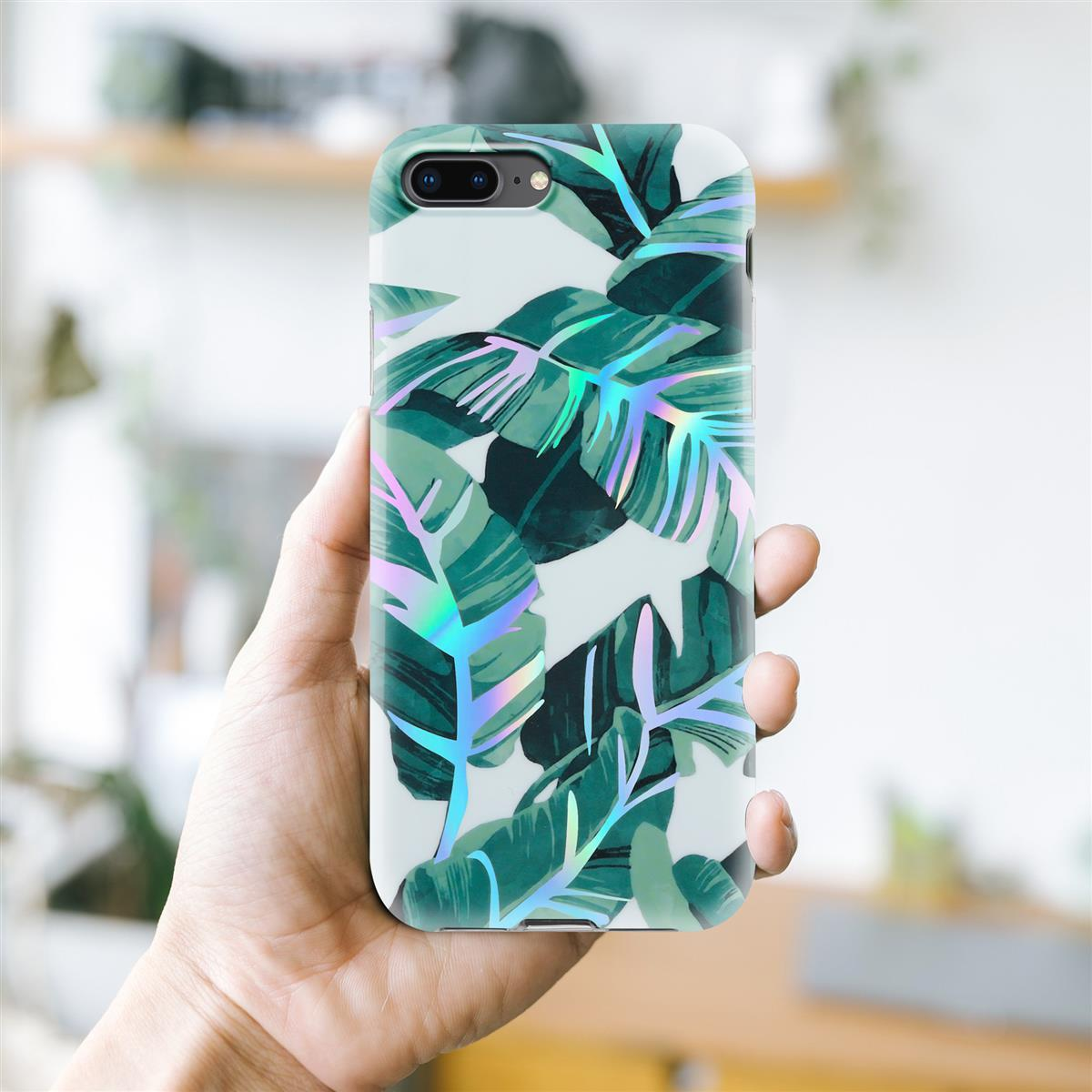 Mano che tiene una custodia per telefono con un design a foglie tropicali.