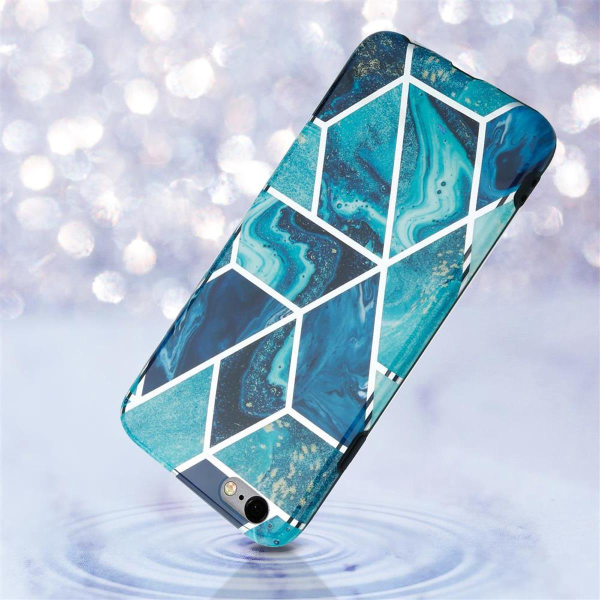 Handyhülle mit blauem Marmordesign. Die Handyhülle ist abgewinkelt. Der Hintergrund ist verschwommenes blaues Wasser.