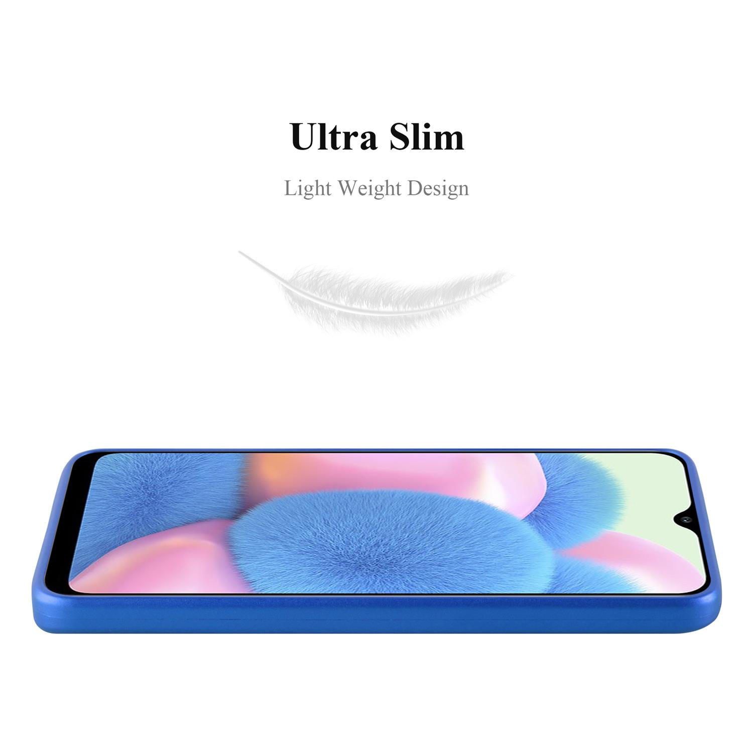 Custodia blu per telefono con telefono. Piuma bianca sopra. Sfondo bianco.