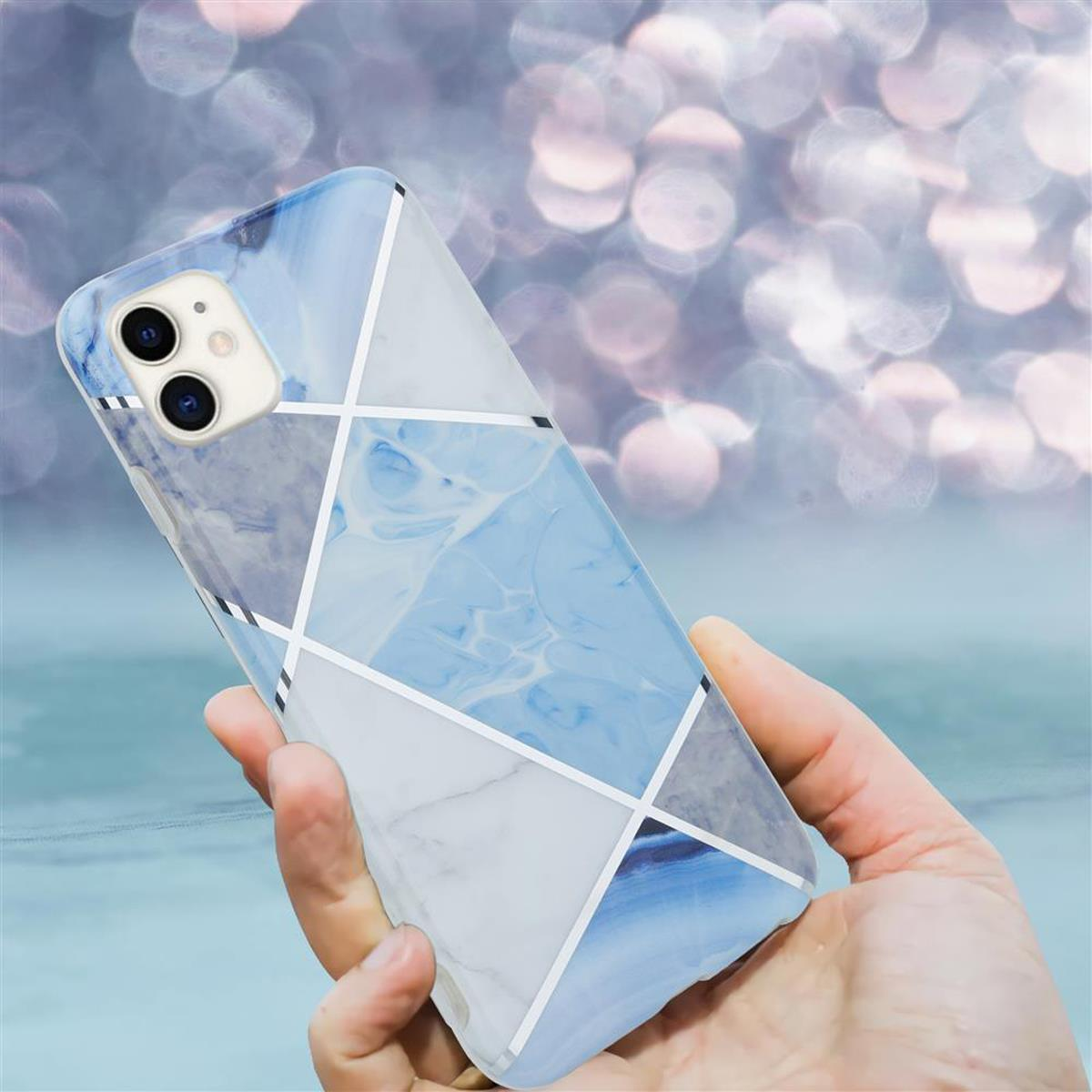 Una mano che tiene una custodia per telefono con un design marmorizzato e forme geometriche bianche.