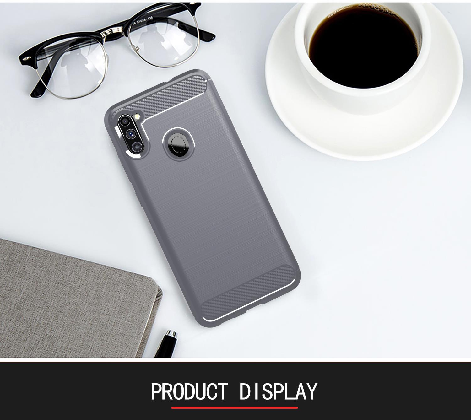 Custodia per telefono e accessori su una superficie bianca. C'è una tazza di caffè e occhiali.