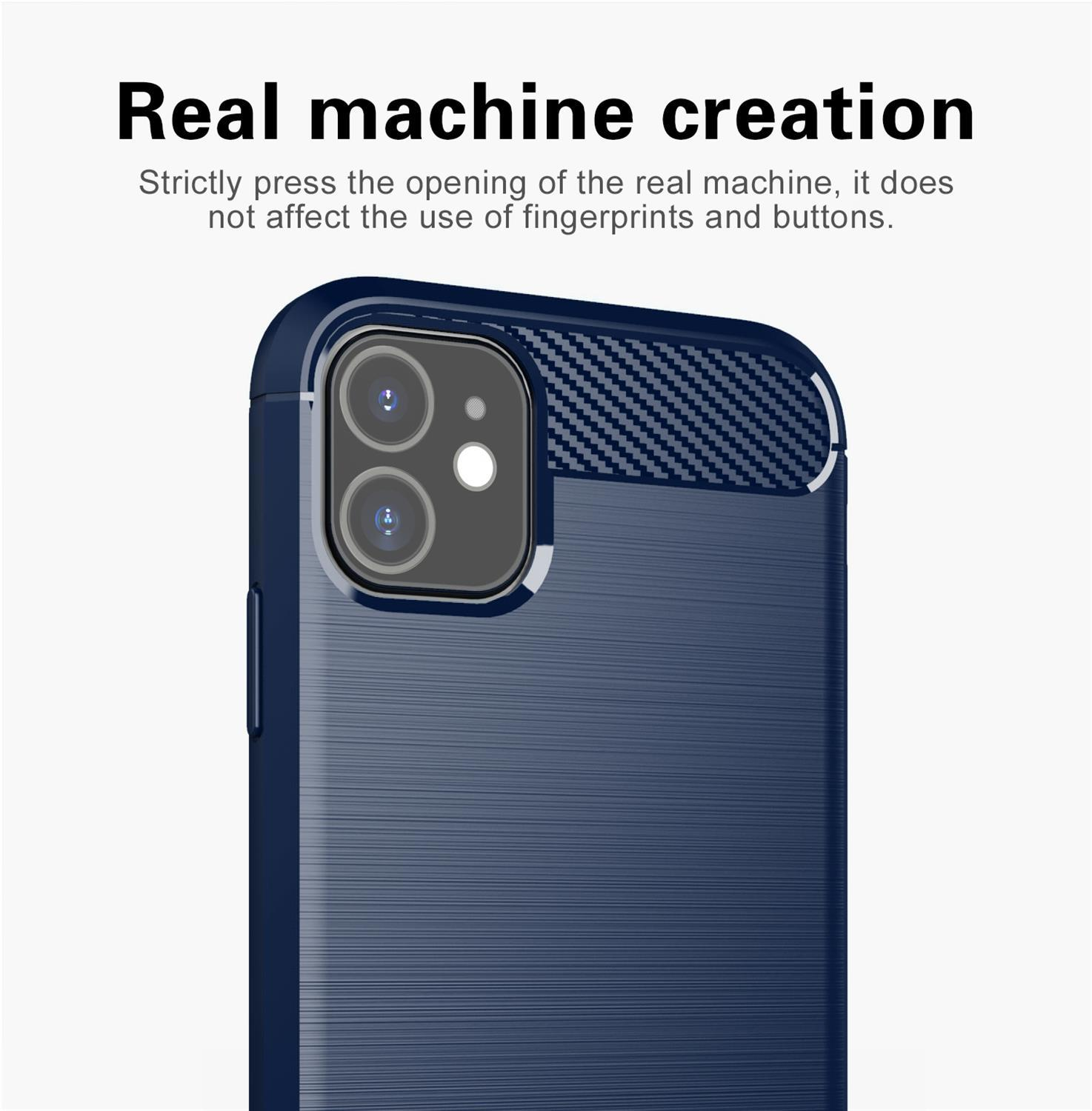 Una custodia per telefono con un motivo in fibra di carbonio blu. La custodia è su un telefono, fotocamera visibile, lo sfondo è bianco.