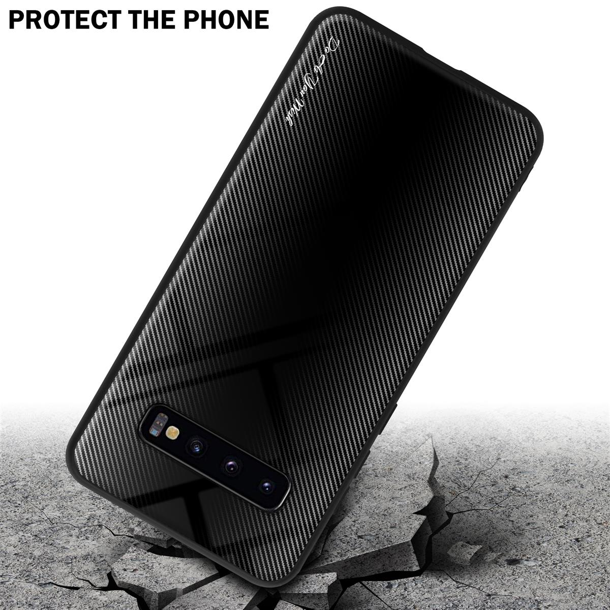 Una custodia per telefono con motivo in fibra di carbonio. Il telefono è posizionato su una superficie con crepe.