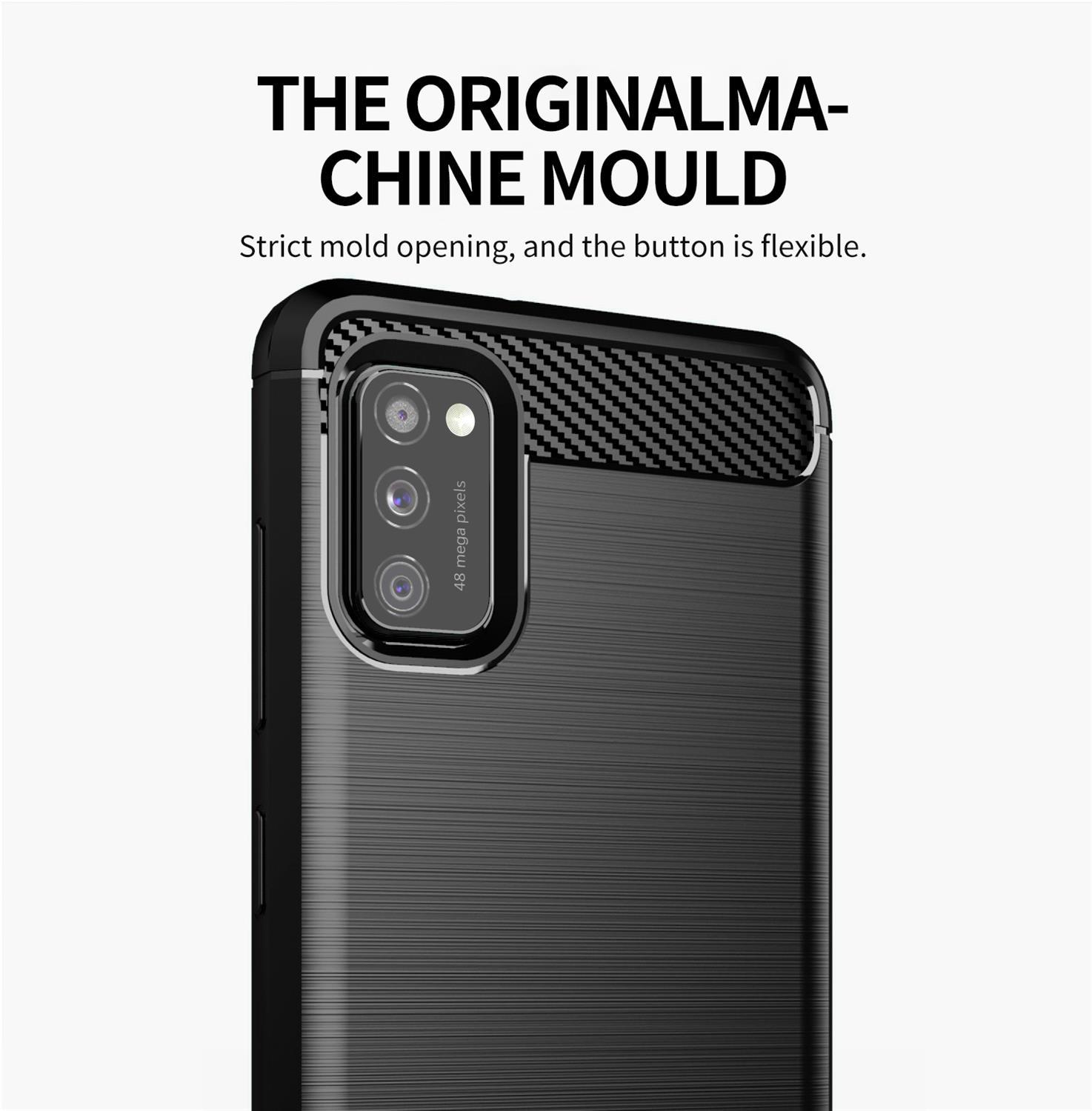 Una custodia per telefono con un motivo in fibra di carbonio blu scuro. La custodia è su un telefono. Fotocamera e pulsanti visibili.