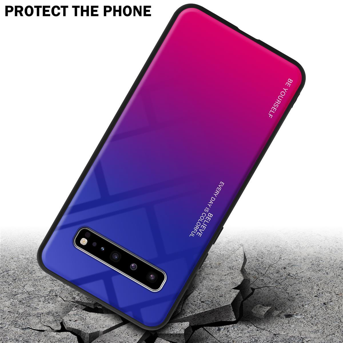 Custodia per telefono con sfumatura blu-viola, mostrata su terreno rotto. Protegge il telefono.