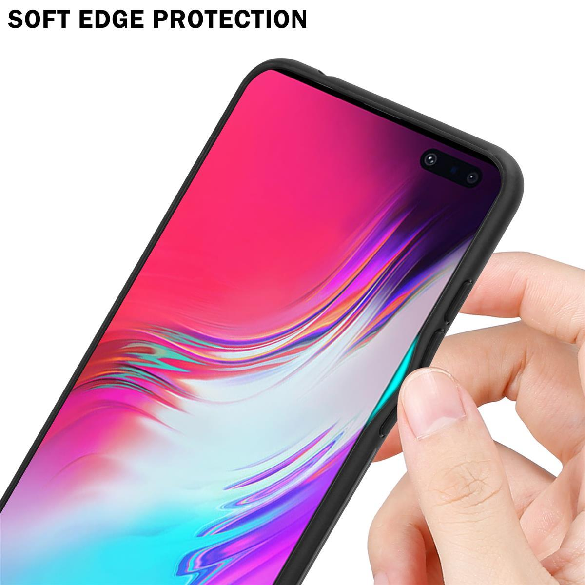 Mano che tiene un telefono con custodia nera, mostra schermo colorato.