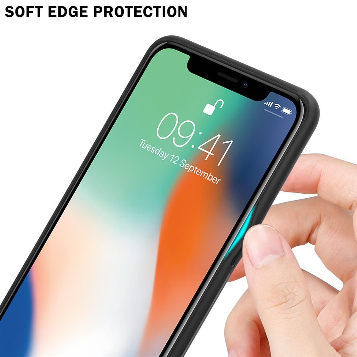 Una mano tocca lo schermo di un telefono in una custodia nera. Lo schermo mostra l'ora e la data.