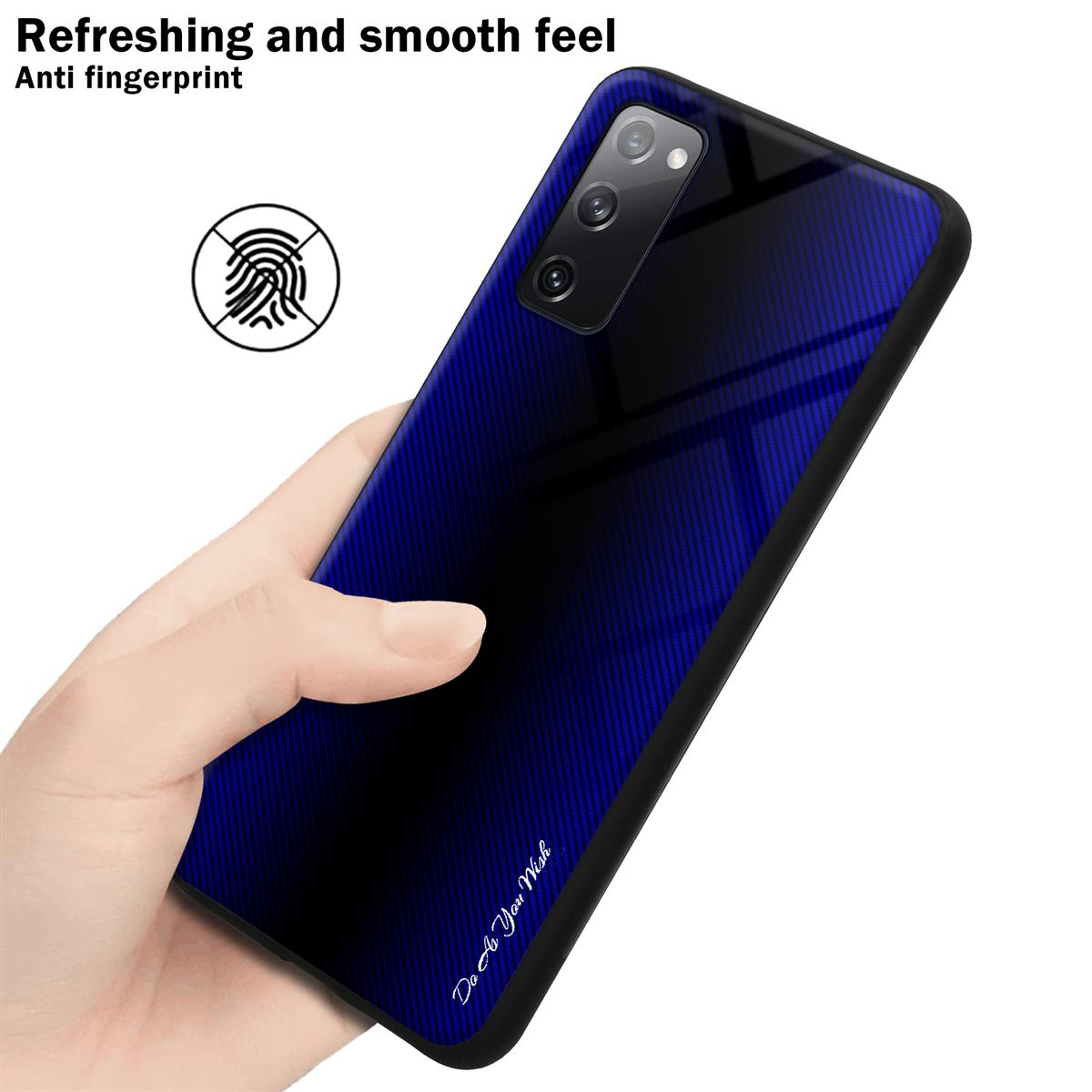 Mano che tiene una custodia per telefono con un design in fibra di carbonio blu. Testo: Sensazione rinfrescante e liscia, Anti impronte digitali.