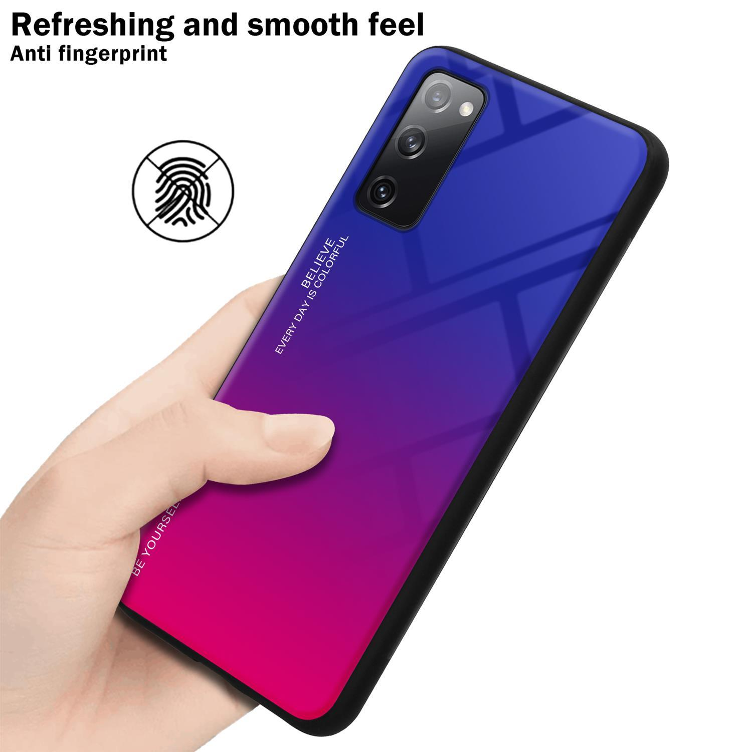 Mano che tiene una custodia per telefono con sfumatura da blu a viola. La custodia è per un telefono.