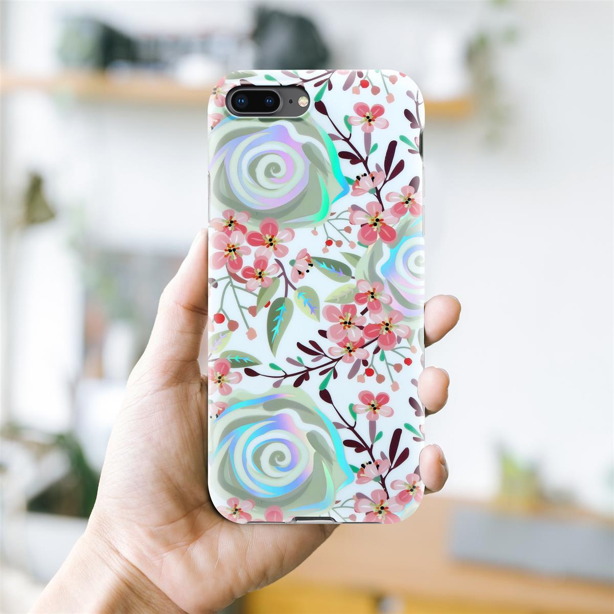 Mano che tiene una custodia per telefono con un design floreale. La custodia ha fiori rosa. Lo sfondo è una mensola sfocata.