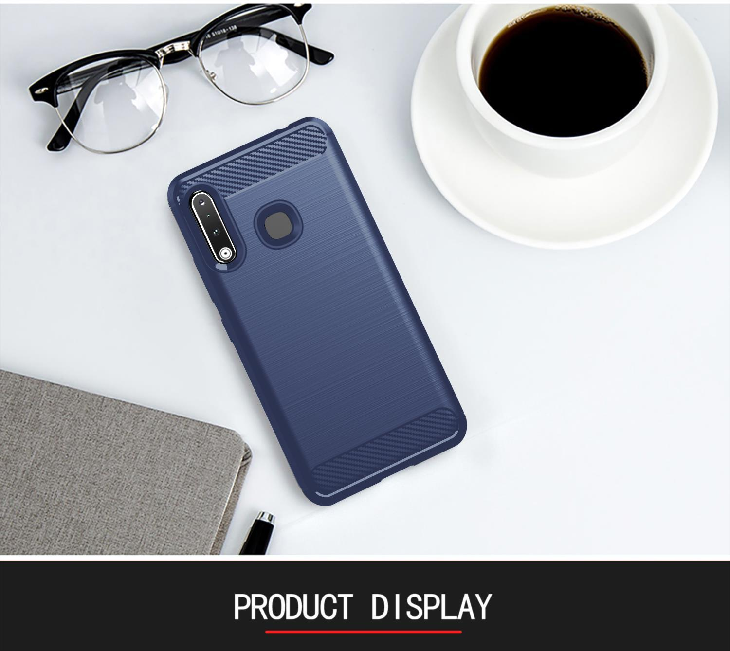Custodia blu per telefono, occhiali, penna e taccuino su una superficie bianca. Tazza di caffè sullo sfondo.