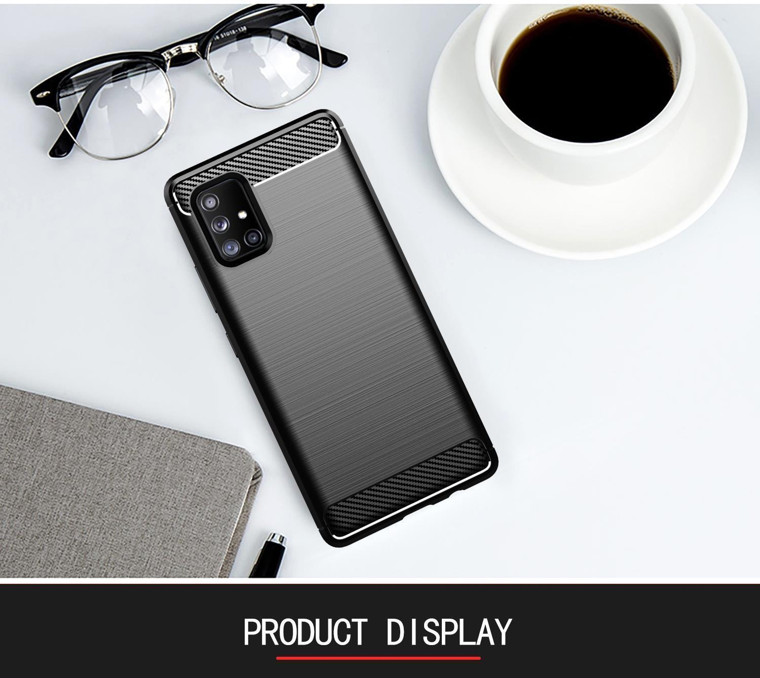 Una custodia per telefono con un design strutturato è su un tavolo accanto a occhiali e una tazza di caffè, mostrando il prodotto.